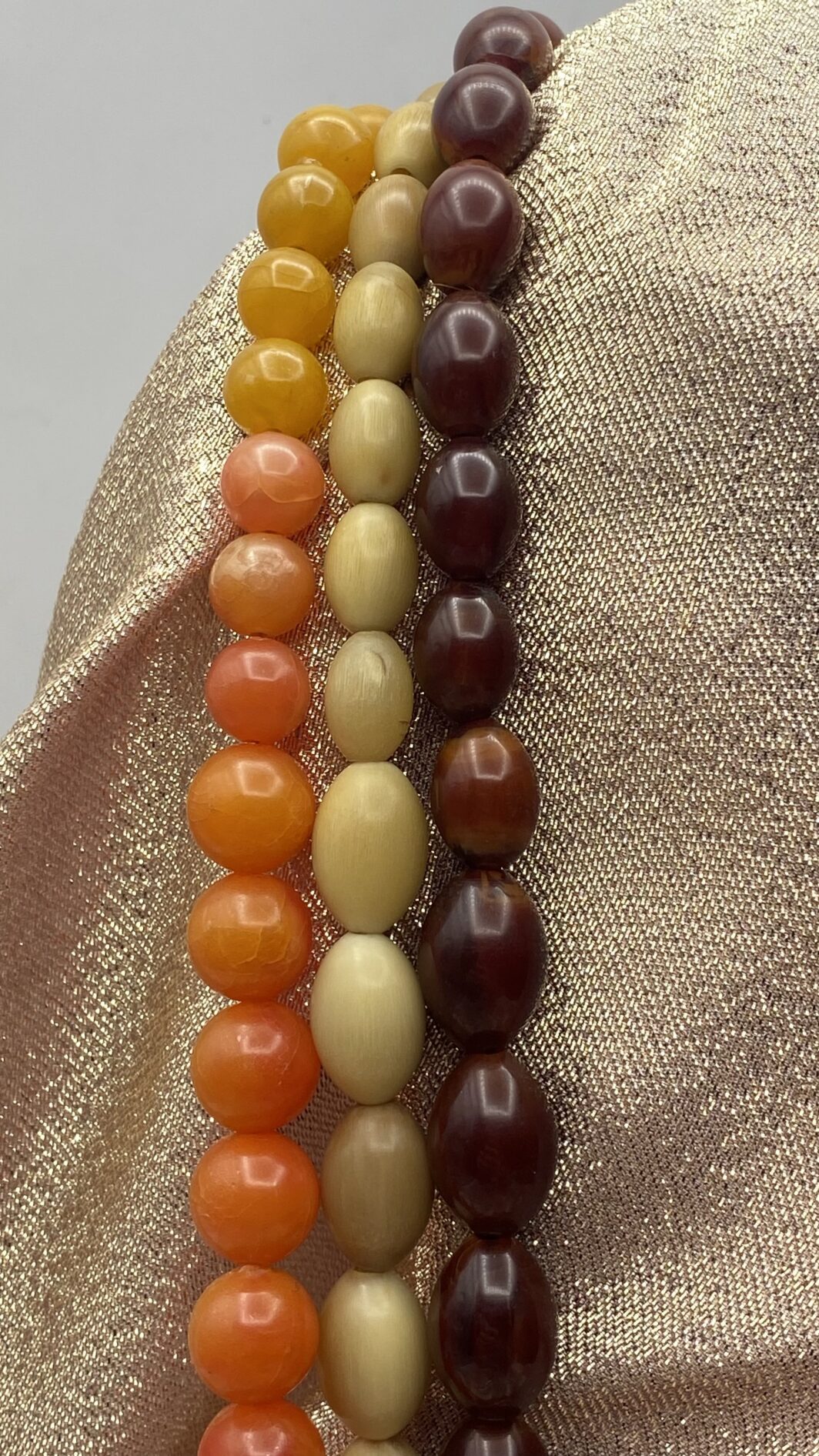 TRIS DI COLLANE VINTAGE IN BACHELITE CON COLORI A PENDANT. ANNI’40 - immagine 3