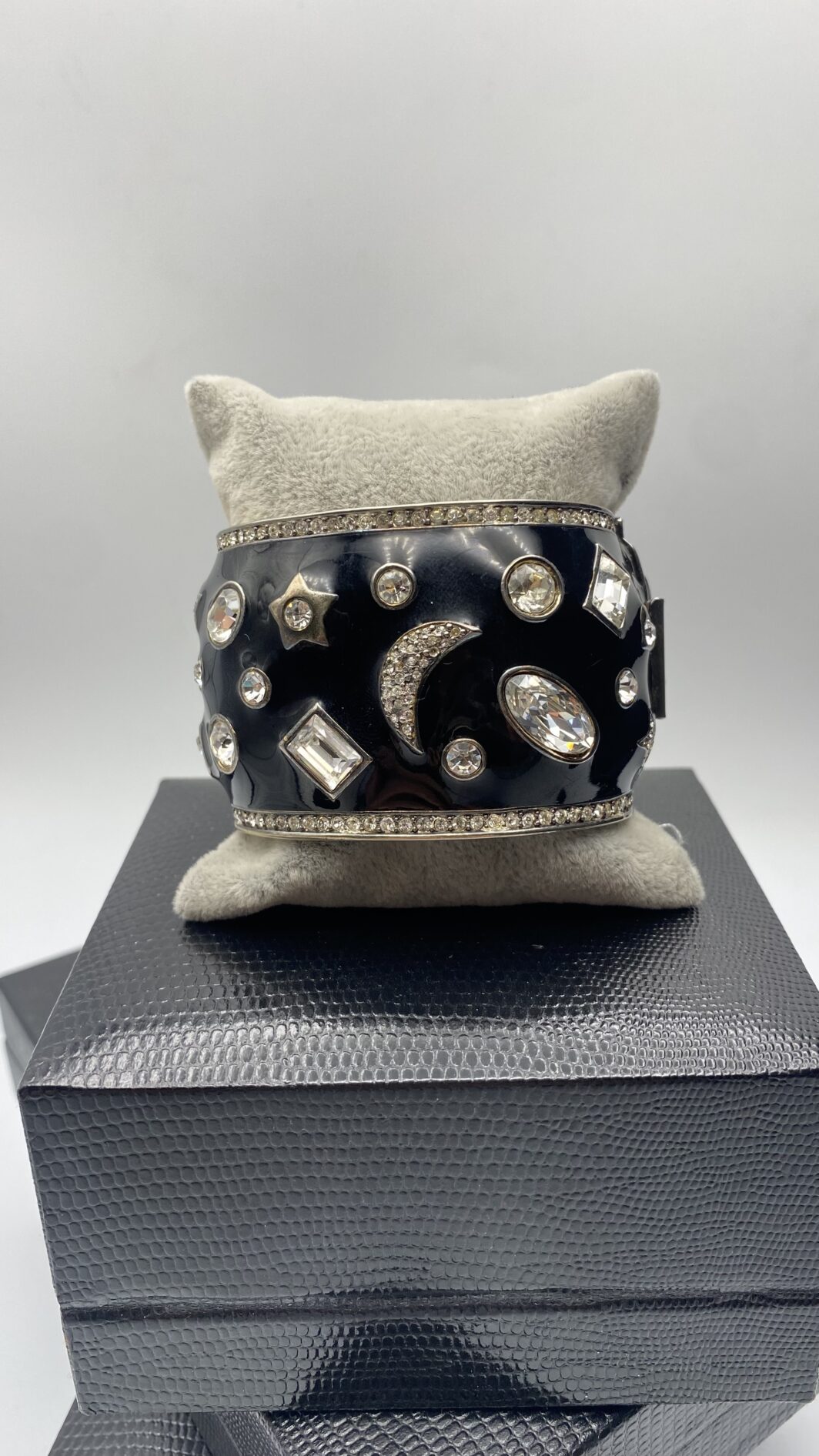 IMPORTANTE BRACCIALE A MANETTA IN METALLO DORATO, SMALTI E STRASS. BIGIOTTERIA VINTAGE AMERICANA, ANNI ‘70 - immagine 2