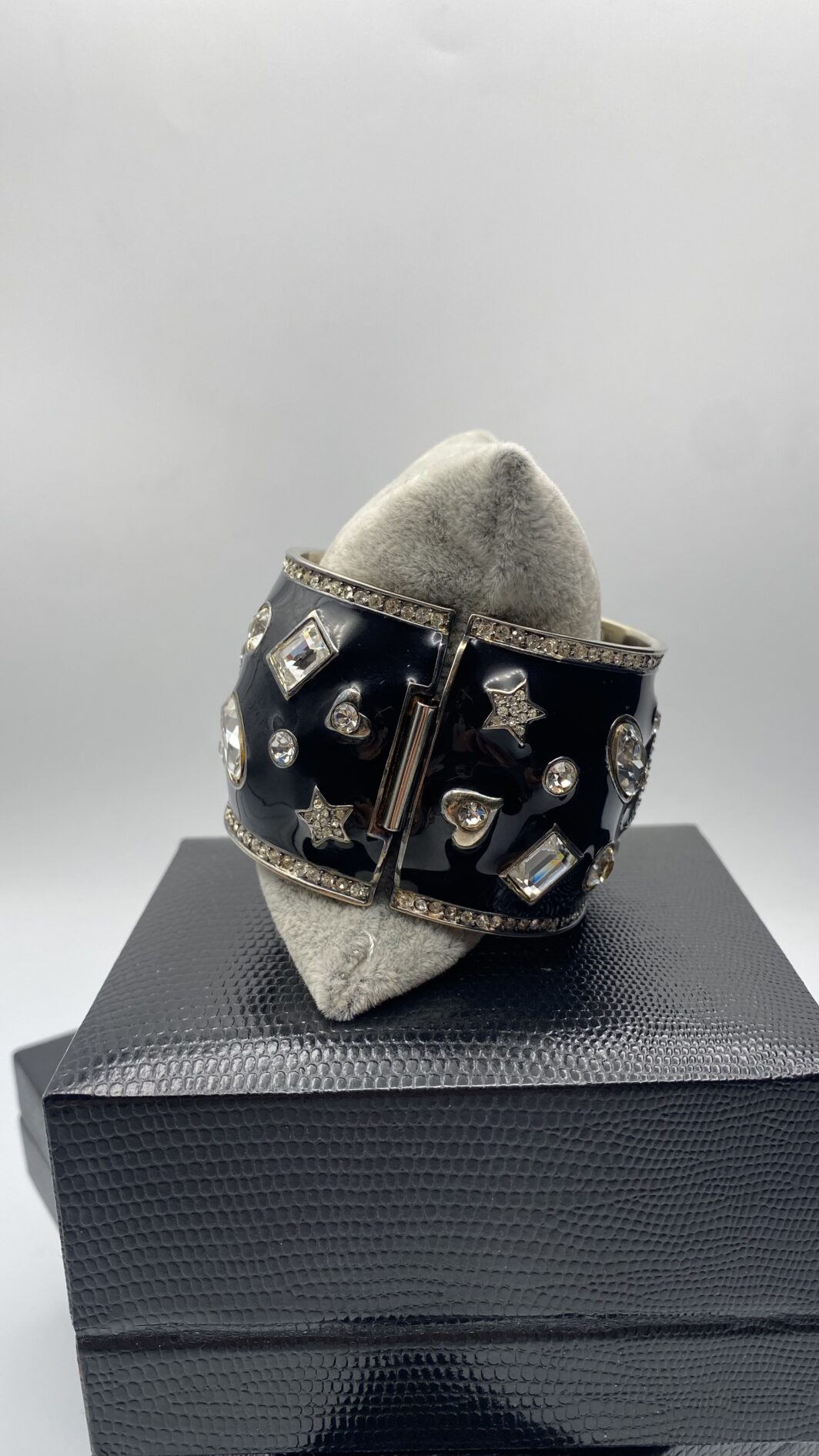 IMPORTANTE BRACCIALE A MANETTA IN METALLO DORATO, SMALTI E STRASS. BIGIOTTERIA VINTAGE AMERICANA, ANNI ‘70 - immagine 3