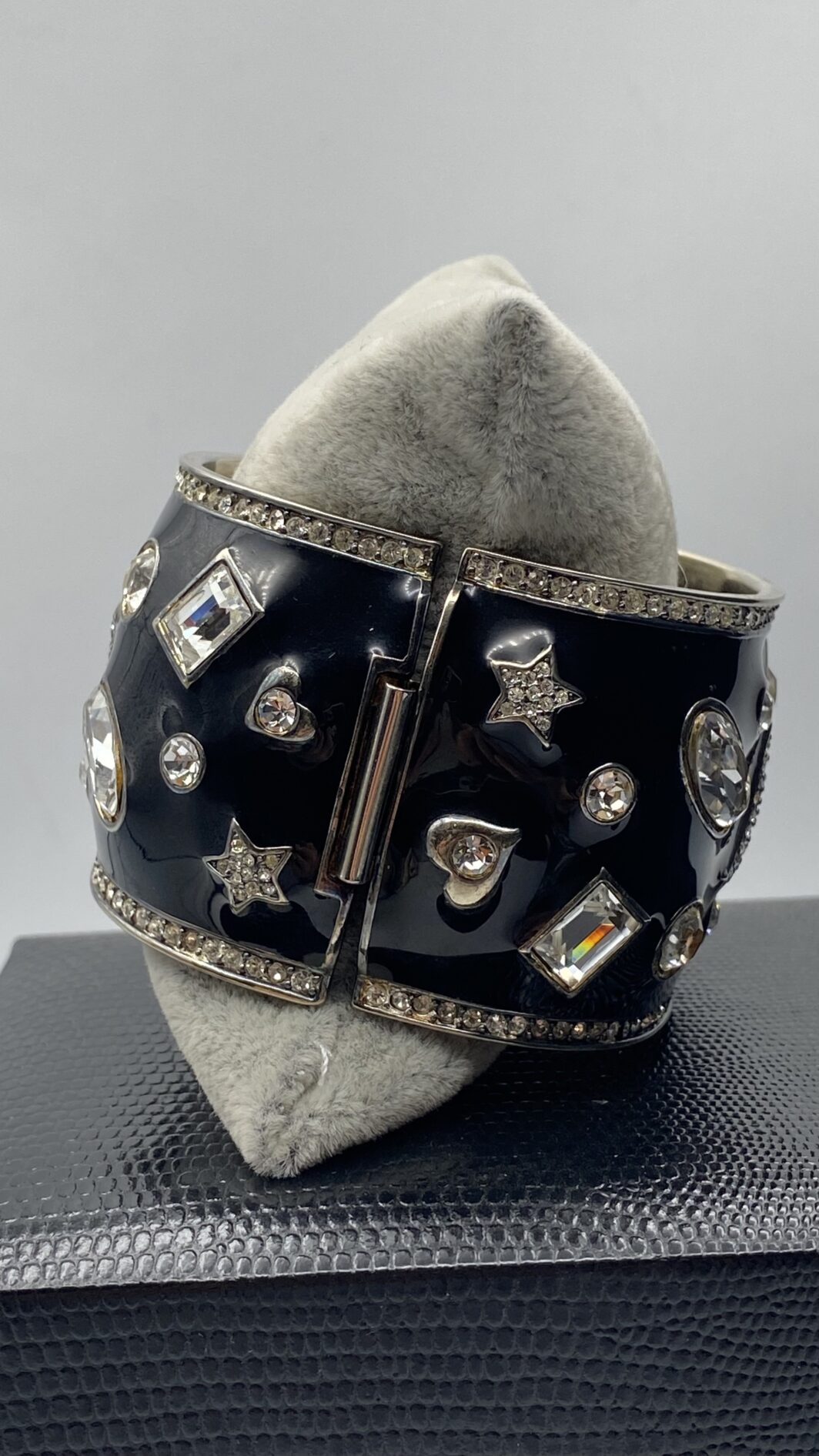 IMPORTANTE BRACCIALE A MANETTA IN METALLO DORATO, SMALTI E STRASS. BIGIOTTERIA VINTAGE AMERICANA, ANNI ‘70 - immagine 4