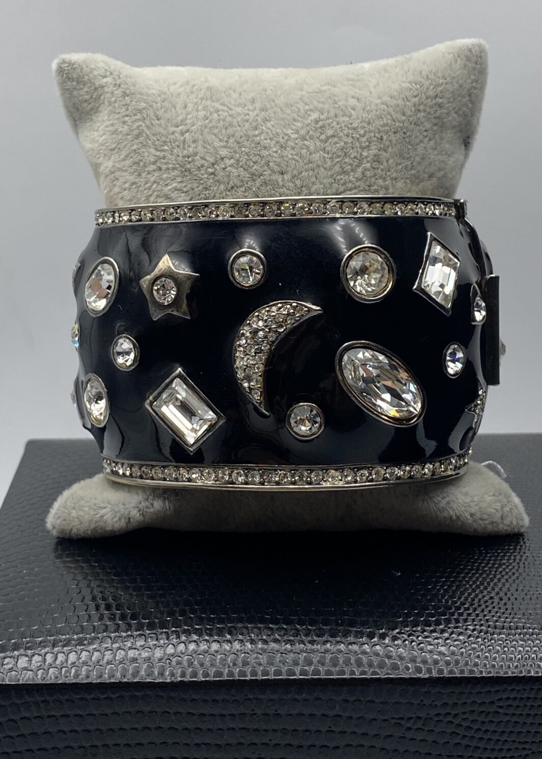 IMPORTANTE BRACCIALE A MANETTA IN METALLO DORATO, SMALTI E STRASS. BIGIOTTERIA VINTAGE AMERICANA, ANNI ‘70
