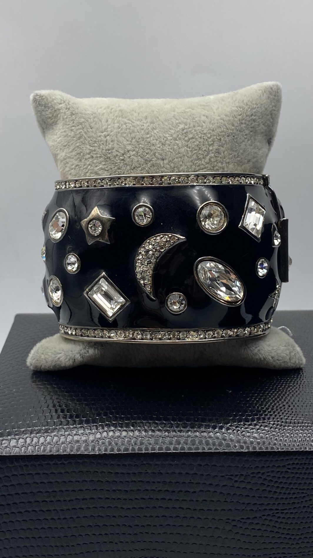 IMPORTANTE BRACCIALE A MANETTA IN METALLO DORATO, SMALTI E STRASS. BIGIOTTERIA VINTAGE AMERICANA, ANNI ‘70