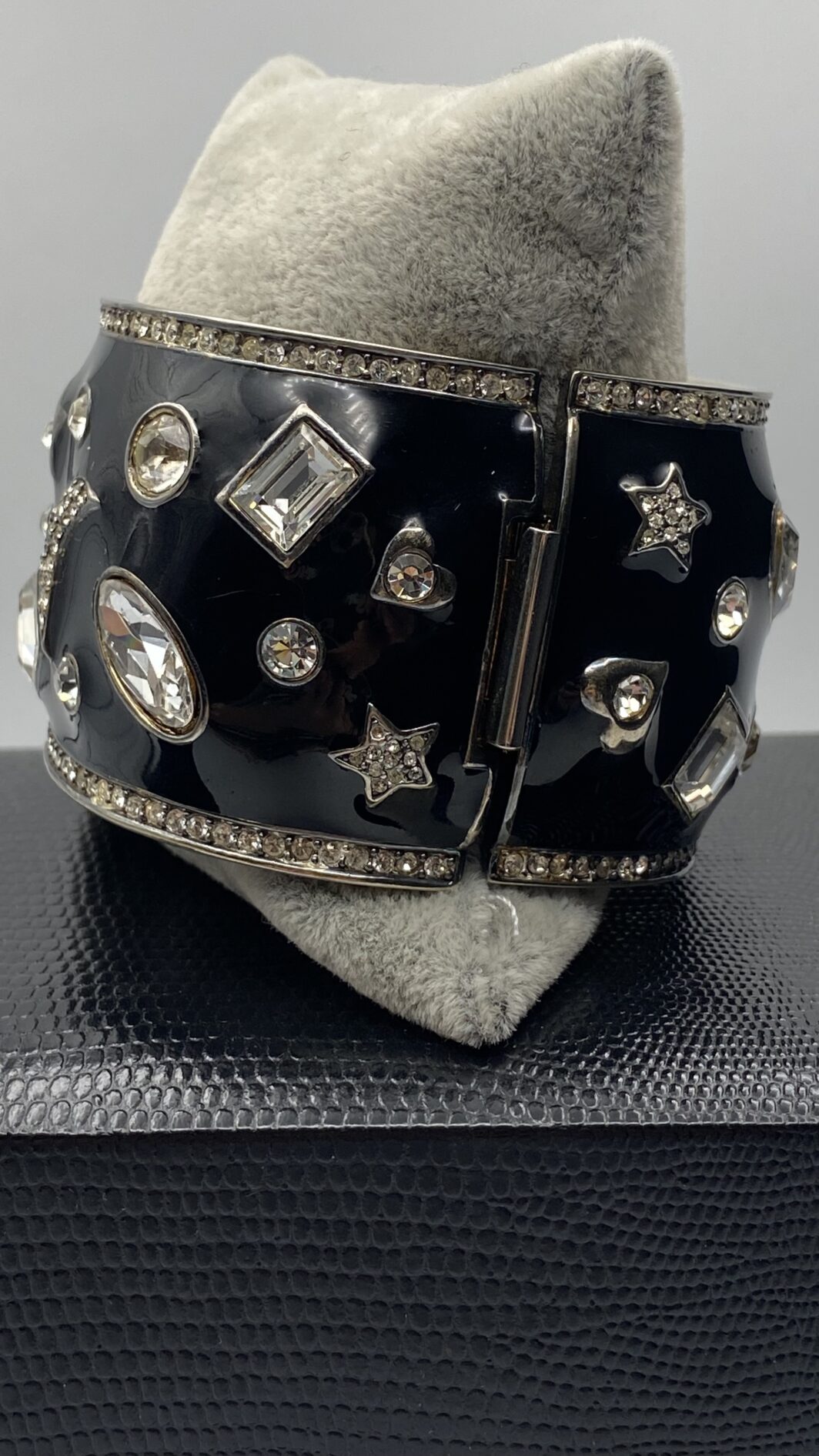 IMPORTANTE BRACCIALE A MANETTA IN METALLO DORATO, SMALTI E STRASS. BIGIOTTERIA VINTAGE AMERICANA, ANNI ‘70 - immagine 8