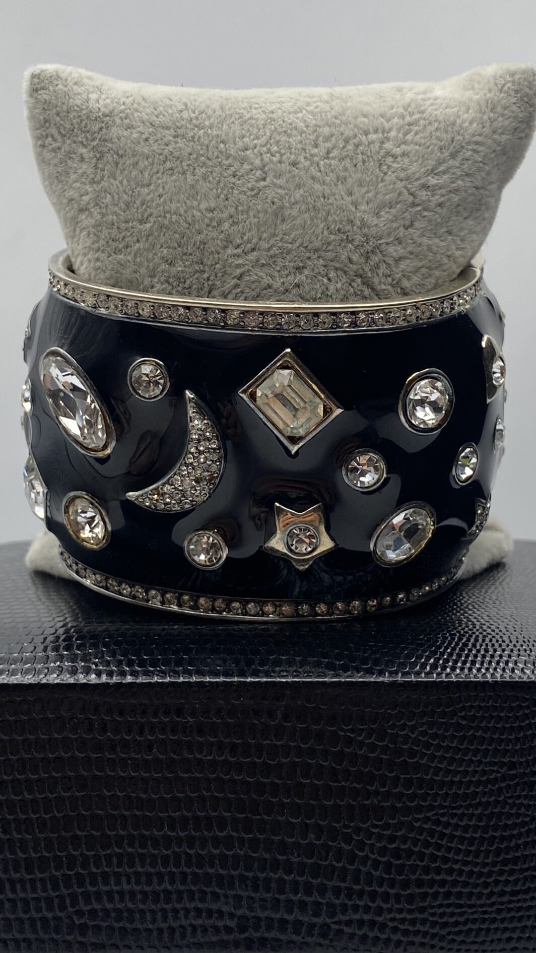 IMPORTANTE BRACCIALE A MANETTA IN METALLO DORATO, SMALTI E STRASS. BIGIOTTERIA VINTAGE AMERICANA, ANNI ‘70 - immagine 7