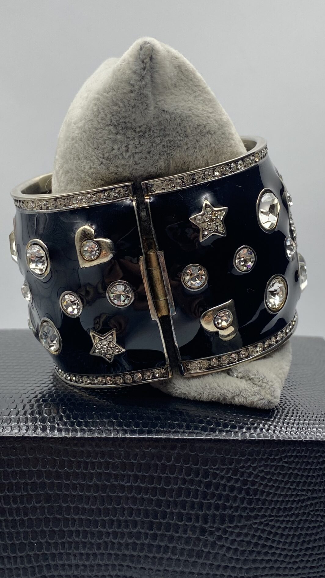 IMPORTANTE BRACCIALE A MANETTA IN METALLO DORATO, SMALTI E STRASS. BIGIOTTERIA VINTAGE AMERICANA, ANNI ‘70 - immagine 6