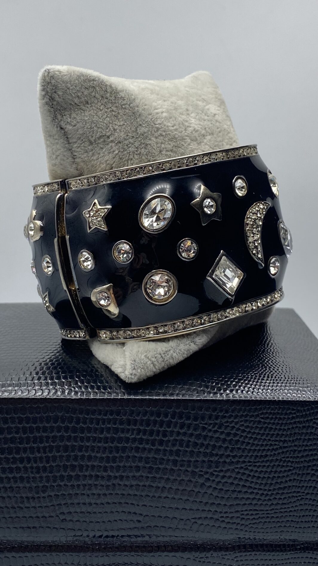 IMPORTANTE BRACCIALE A MANETTA IN METALLO DORATO, SMALTI E STRASS. BIGIOTTERIA VINTAGE AMERICANA, ANNI ‘70 - immagine 5