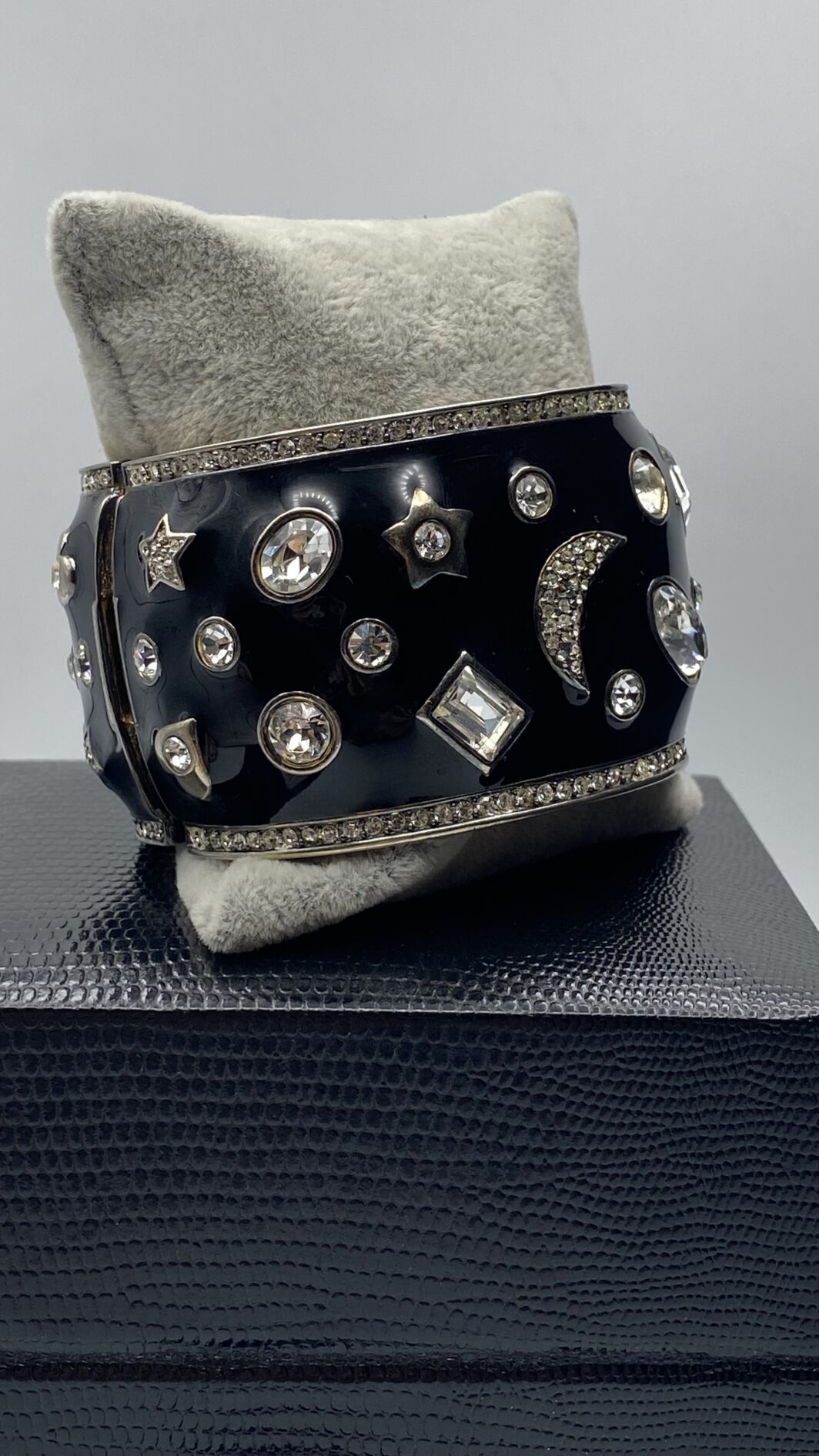 IMPORTANTE BRACCIALE A MANETTA IN METALLO DORATO, SMALTI E STRASS. BIGIOTTERIA VINTAGE AMERICANA, ANNI ‘70 - immagine 10