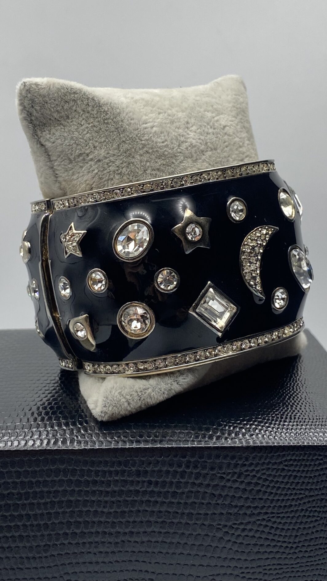 IMPORTANTE BRACCIALE A MANETTA IN METALLO DORATO, SMALTI E STRASS. BIGIOTTERIA VINTAGE AMERICANA, ANNI ‘70 - immagine 11