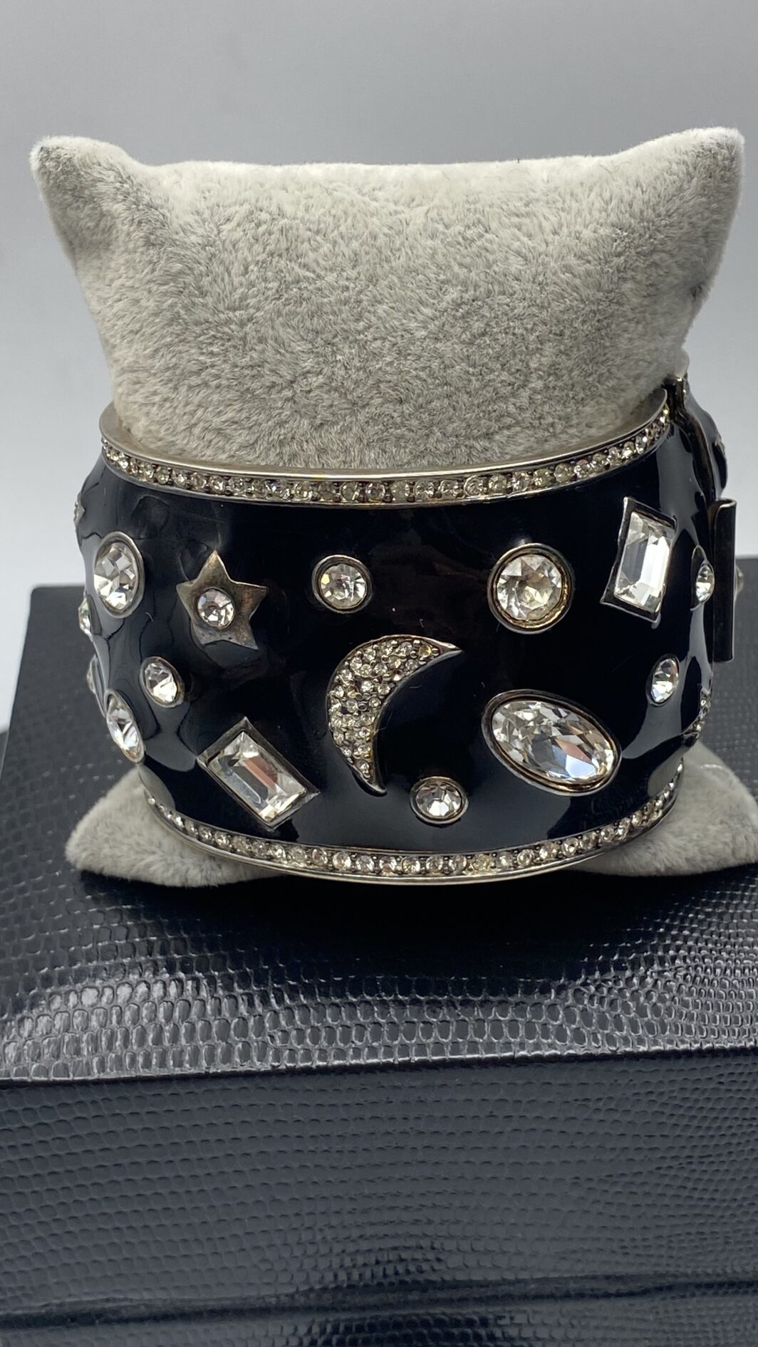 IMPORTANTE BRACCIALE A MANETTA IN METALLO DORATO, SMALTI E STRASS. BIGIOTTERIA VINTAGE AMERICANA, ANNI ‘70 - immagine 12