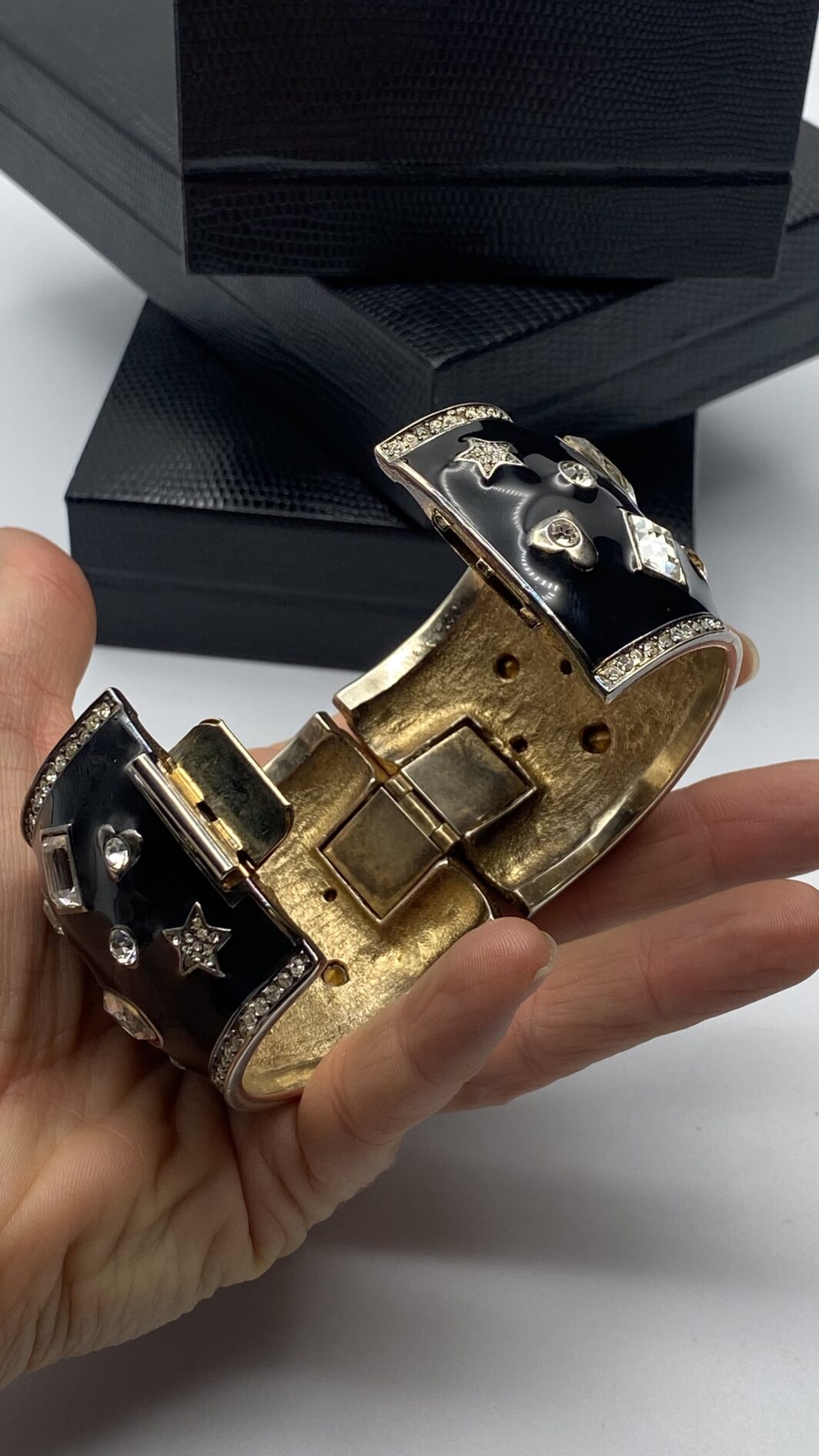 IMPORTANTE BRACCIALE A MANETTA IN METALLO DORATO, SMALTI E STRASS. BIGIOTTERIA VINTAGE AMERICANA, ANNI ‘70 - immagine 13