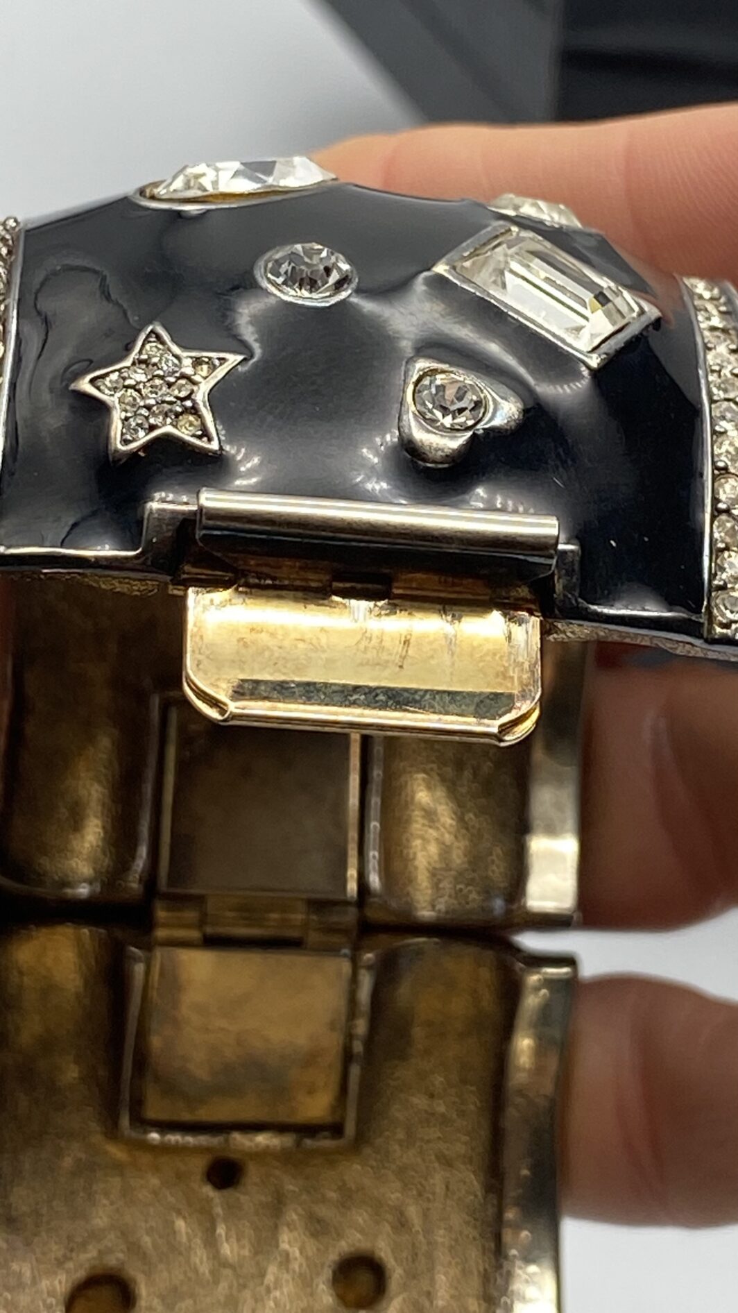 IMPORTANTE BRACCIALE A MANETTA IN METALLO DORATO, SMALTI E STRASS. BIGIOTTERIA VINTAGE AMERICANA, ANNI ‘70 - immagine 19