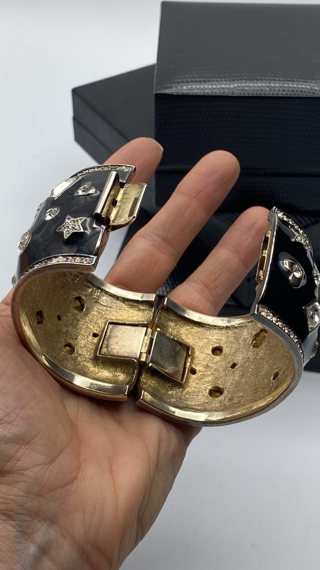 IMPORTANTE BRACCIALE A MANETTA IN METALLO DORATO, SMALTI E STRASS. BIGIOTTERIA VINTAGE AMERICANA, ANNI ‘70 - immagine 18