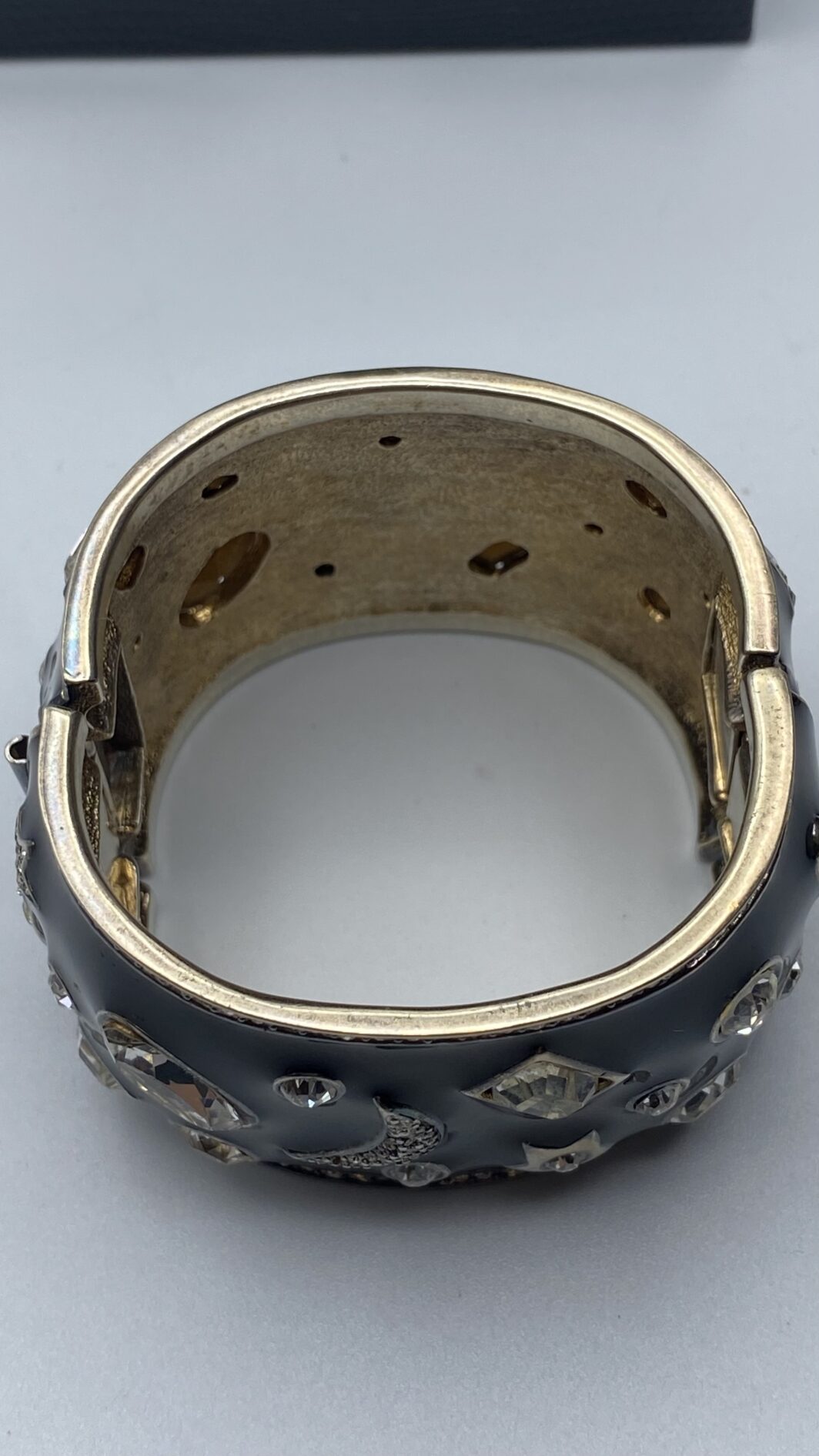 IMPORTANTE BRACCIALE A MANETTA IN METALLO DORATO, SMALTI E STRASS. BIGIOTTERIA VINTAGE AMERICANA, ANNI ‘70 - immagine 17