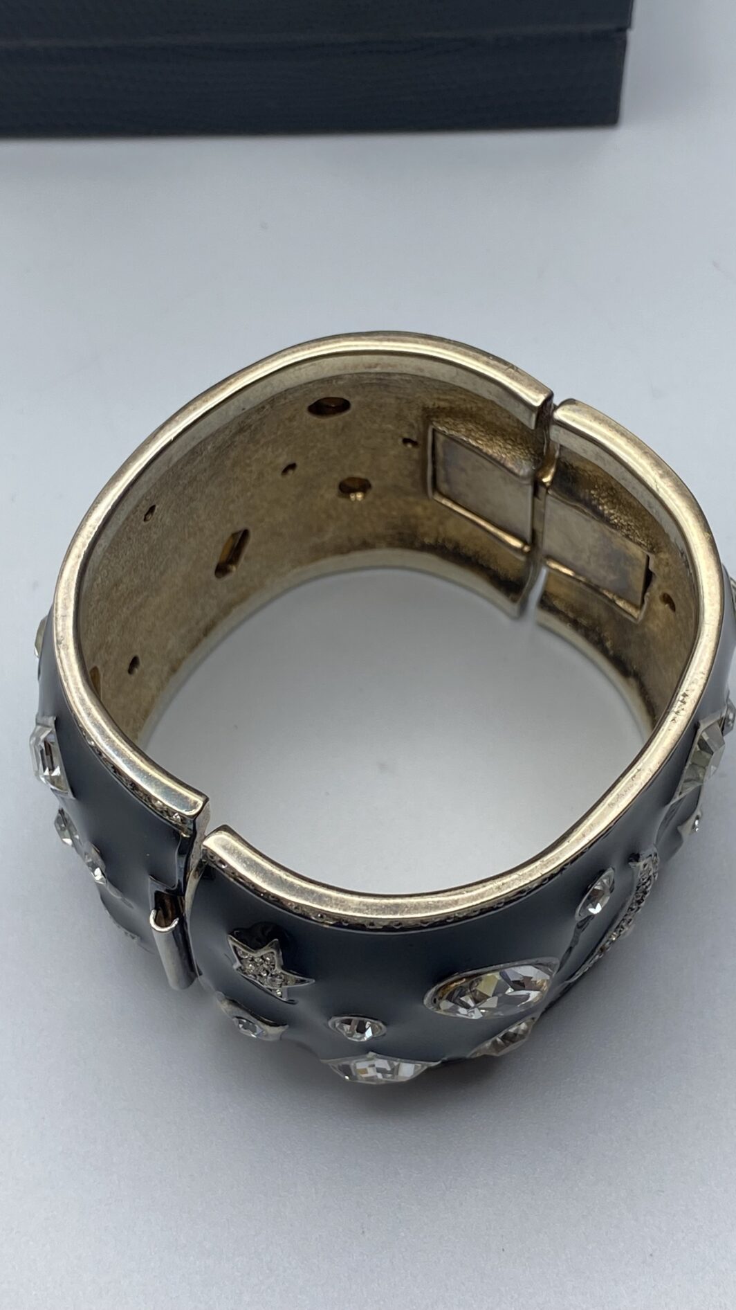 IMPORTANTE BRACCIALE A MANETTA IN METALLO DORATO, SMALTI E STRASS. BIGIOTTERIA VINTAGE AMERICANA, ANNI ‘70 - immagine 16