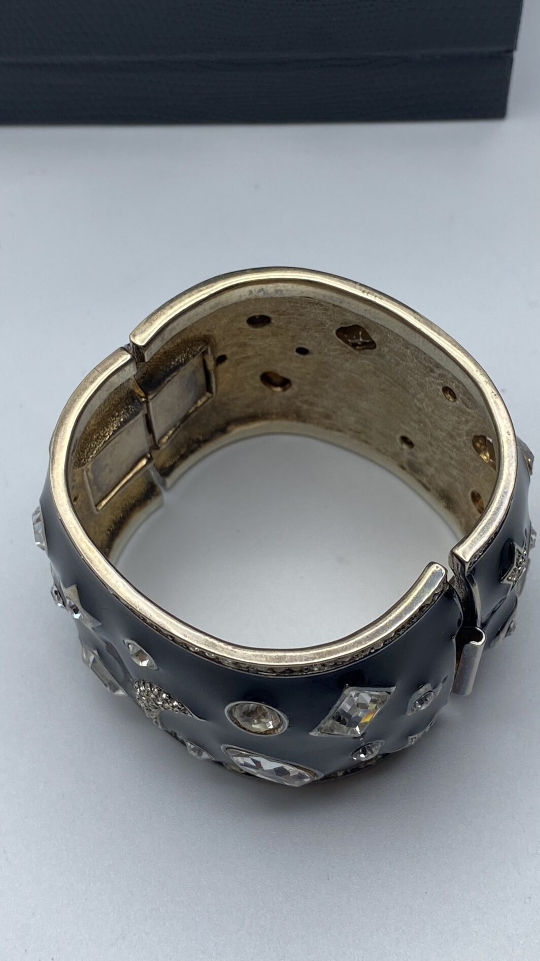 IMPORTANTE BRACCIALE A MANETTA IN METALLO DORATO, SMALTI E STRASS. BIGIOTTERIA VINTAGE AMERICANA, ANNI ‘70 - immagine 15