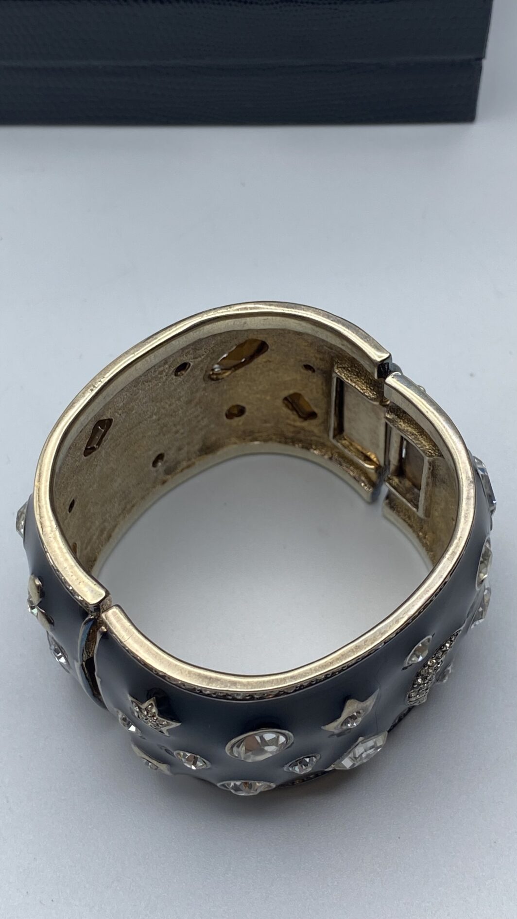 IMPORTANTE BRACCIALE A MANETTA IN METALLO DORATO, SMALTI E STRASS. BIGIOTTERIA VINTAGE AMERICANA, ANNI ‘70 - immagine 20