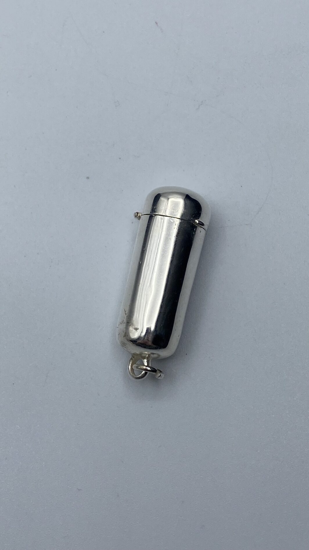 CANNELLO IN AMBRA E ORO BASSO CON CUSTODIA ORIGINALE IN ARGENTO. INGHILTERRA, EPOCA GIORGIO V, 1920ca. - immagine 12