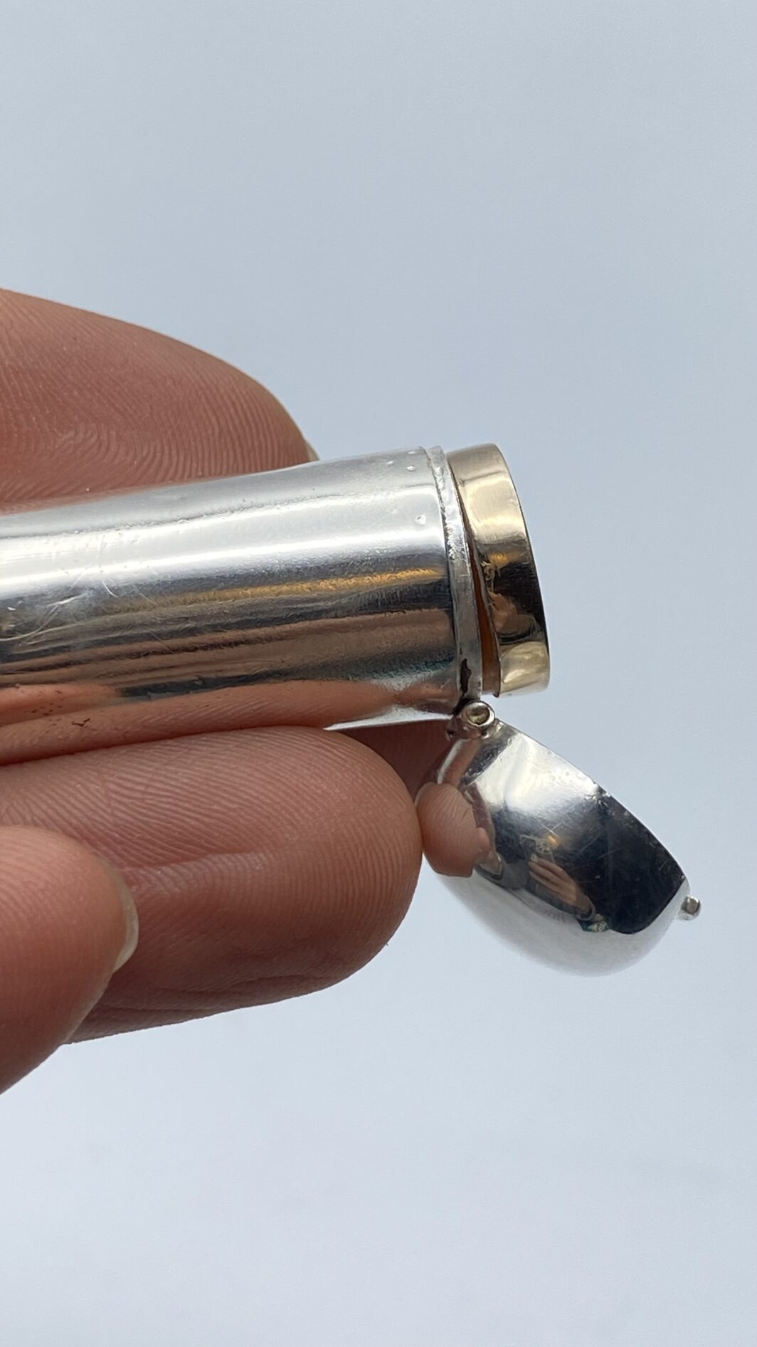 CANNELLO IN AMBRA E ORO BASSO CON CUSTODIA ORIGINALE IN ARGENTO. INGHILTERRA, EPOCA GIORGIO V, 1920ca. - immagine 11