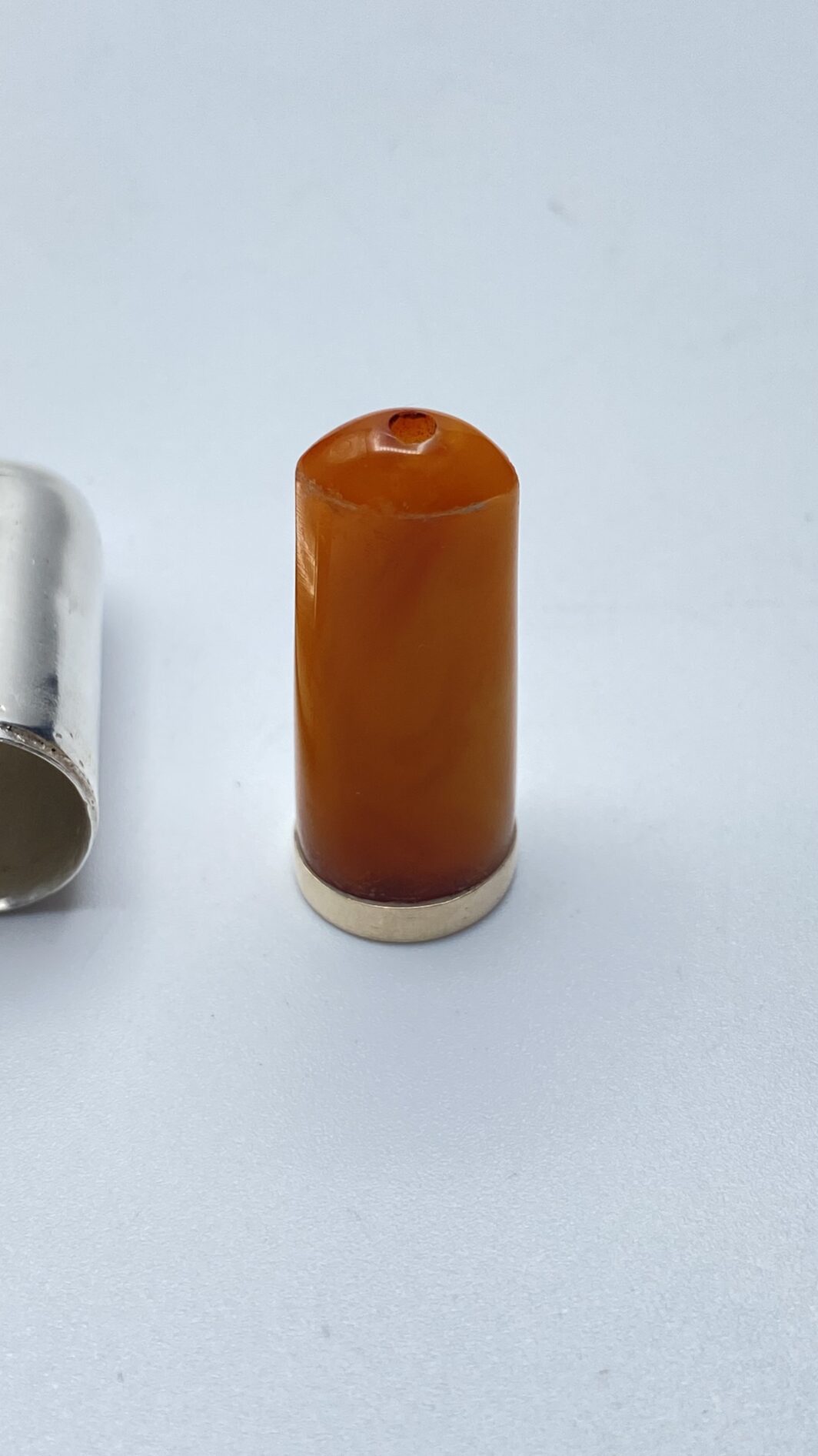 CANNELLO IN AMBRA E ORO BASSO CON CUSTODIA ORIGINALE IN ARGENTO. INGHILTERRA, EPOCA GIORGIO V, 1920ca. - immagine 10