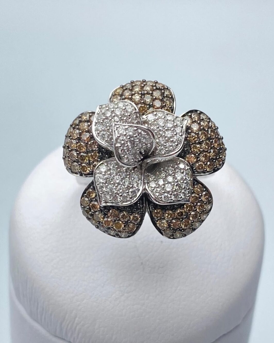 ANELLO FIORE IN ORO 18KT CON 1,5KT DI BRILLANTI. OREFICERIA ITALIANA VINTAGE, ANNI’80