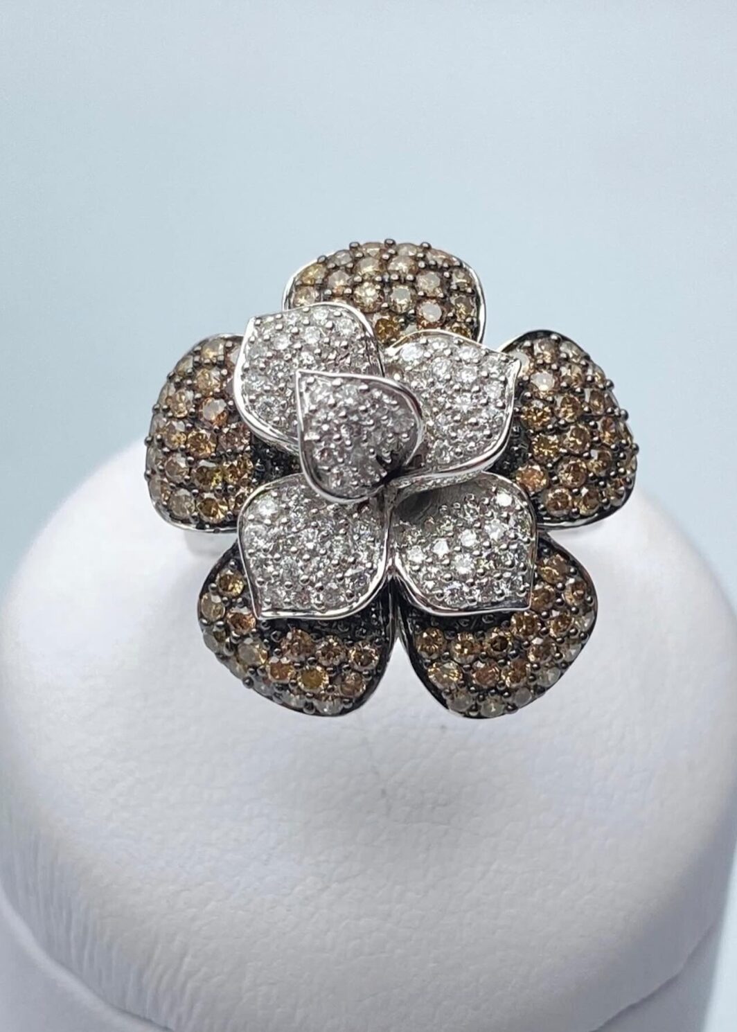ANELLO FIORE IN ORO 18KT CON 1,5KT DI BRILLANTI. OREFICERIA ITALIANA VINTAGE, ANNI’80