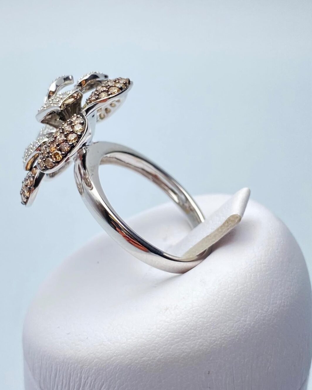 ANELLO FIORE IN ORO 18KT CON 1,5KT DI BRILLANTI. OREFICERIA ITALIANA VINTAGE, ANNI’80 - immagine 8