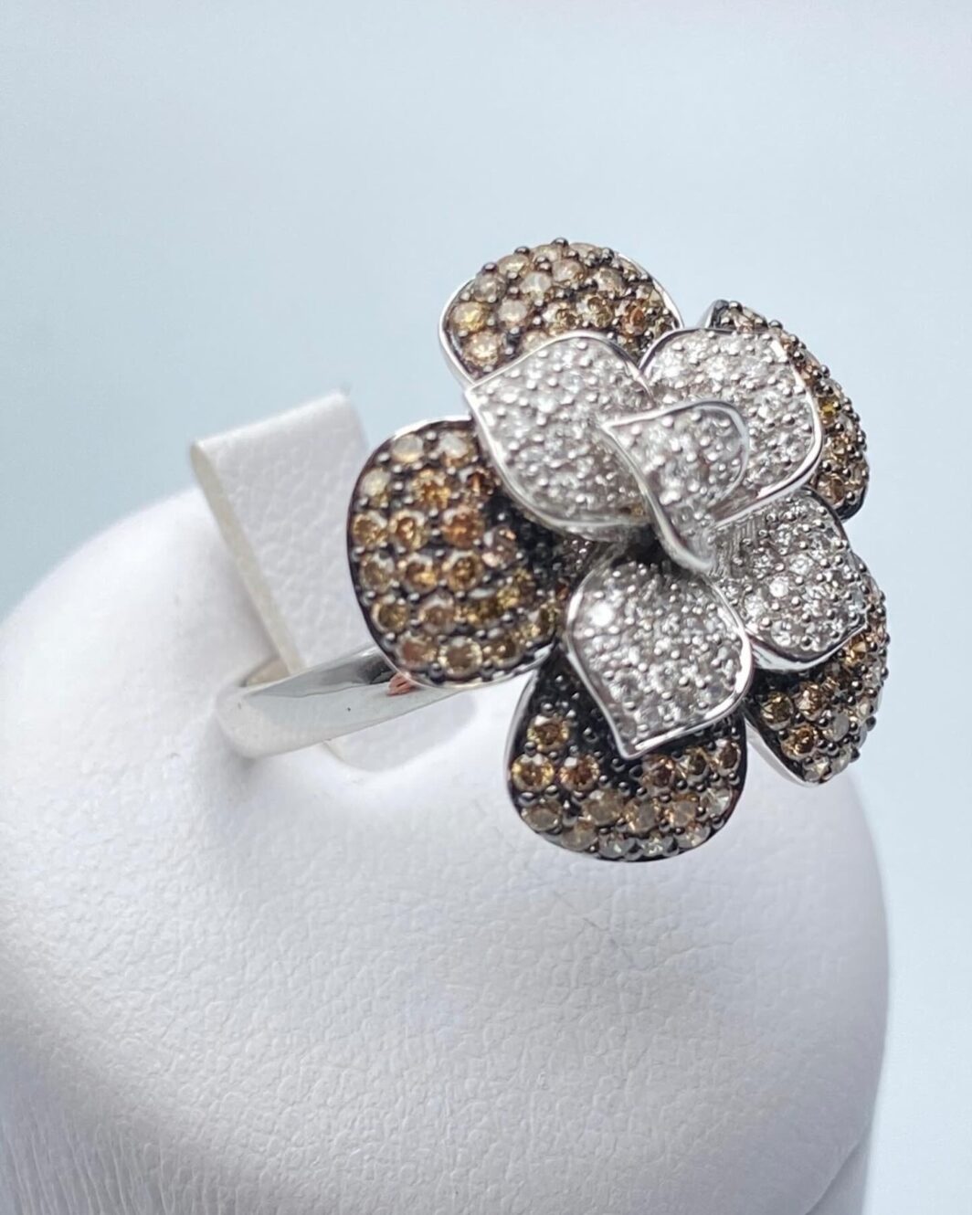 ANELLO FIORE IN ORO 18KT CON 1,5KT DI BRILLANTI. OREFICERIA ITALIANA VINTAGE, ANNI’80 - immagine 2
