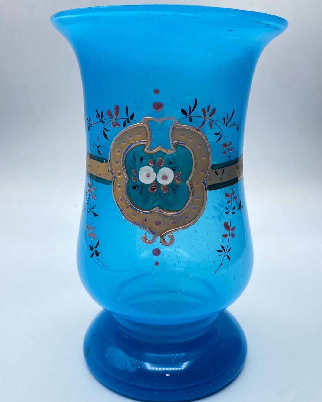 VASO IN OPALINE DIPINTA A MANO. FINE EPOCA VITTORIANA, XIX sec.