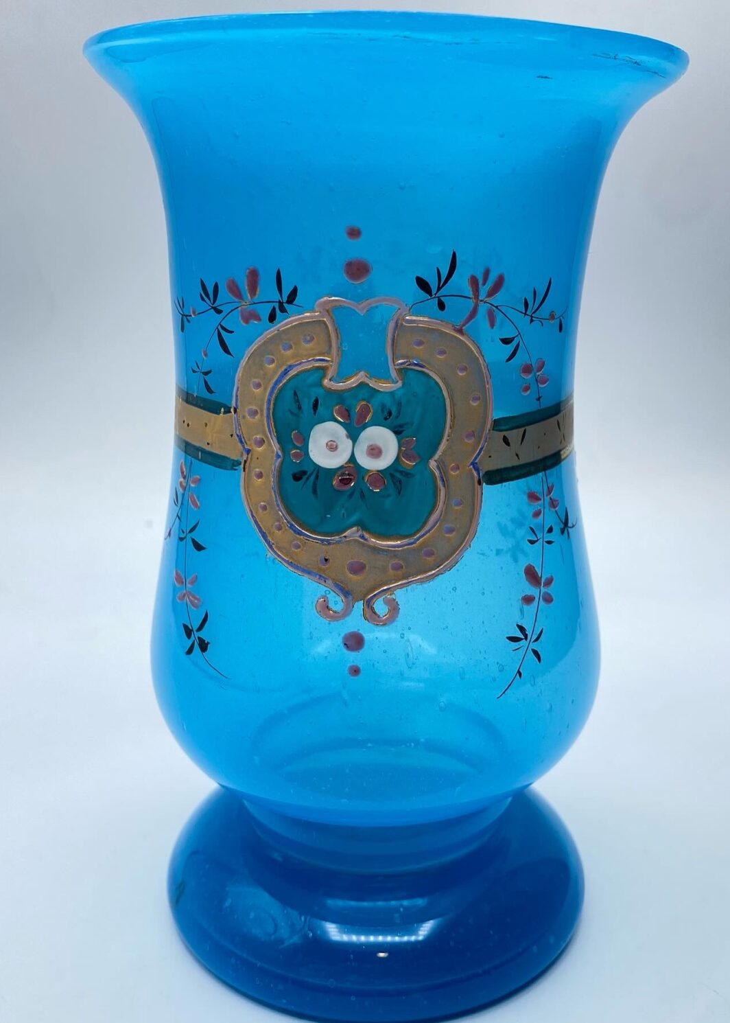 VASO IN OPALINE DIPINTA A MANO. FINE EPOCA VITTORIANA, XIX sec.