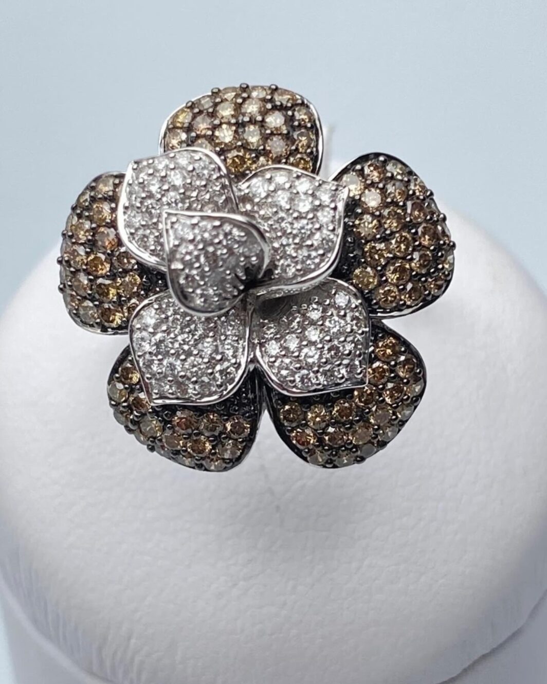 ANELLO FIORE IN ORO 18KT CON 1,5KT DI BRILLANTI. OREFICERIA ITALIANA VINTAGE, ANNI’80 - immagine 10