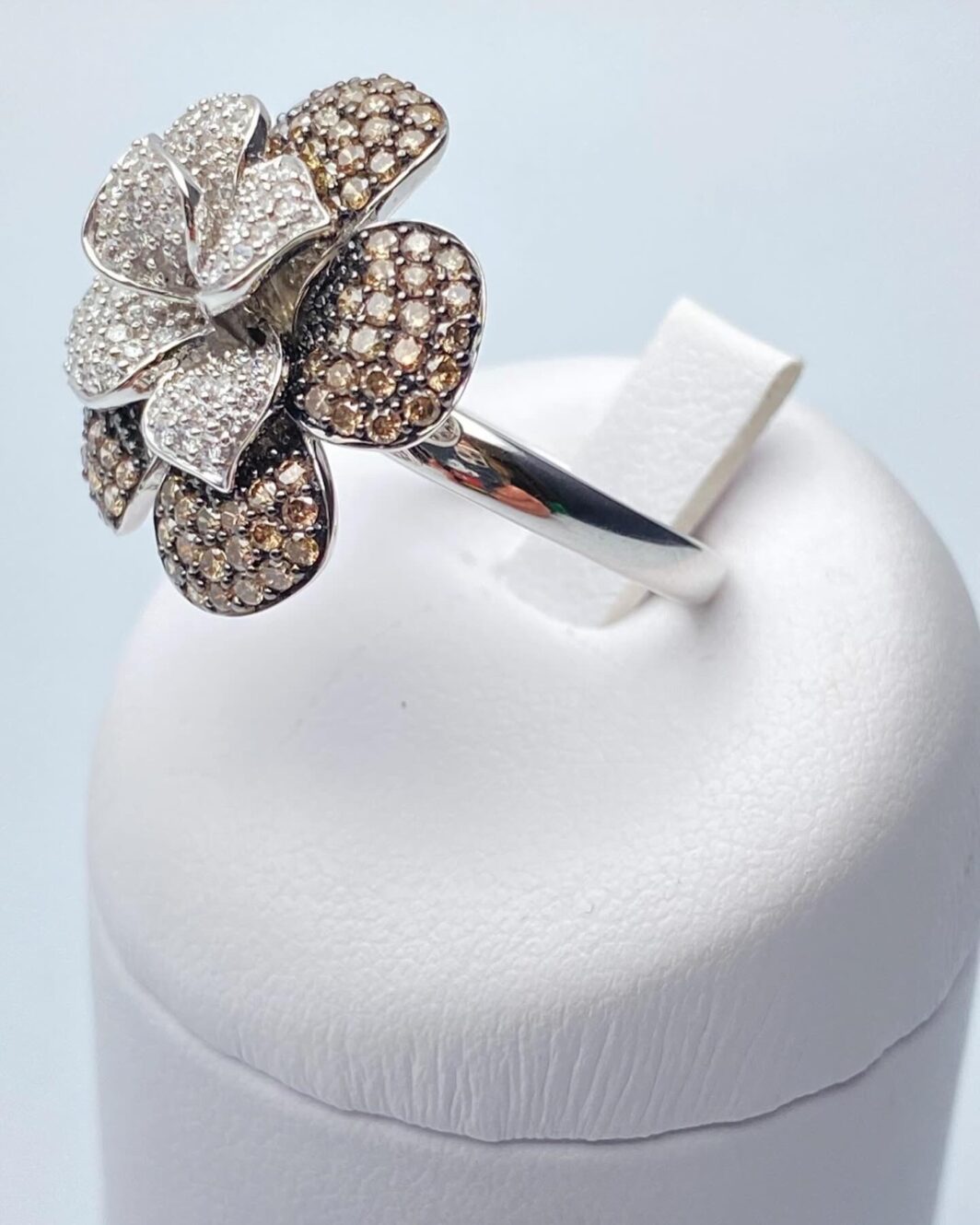 ANELLO FIORE IN ORO 18KT CON 1,5KT DI BRILLANTI. OREFICERIA ITALIANA VINTAGE, ANNI’80 - immagine 9