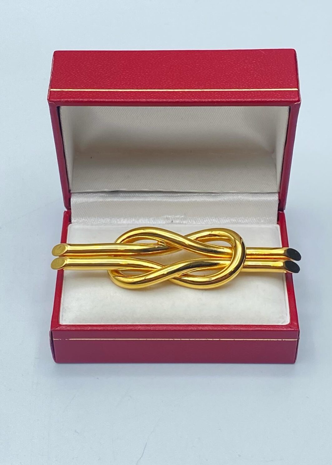 SPILLA FIRMATA “CASCIO BIJOUX”. BIGIOTTERIA ITALIANA VINTAGE, ANNI ‘50