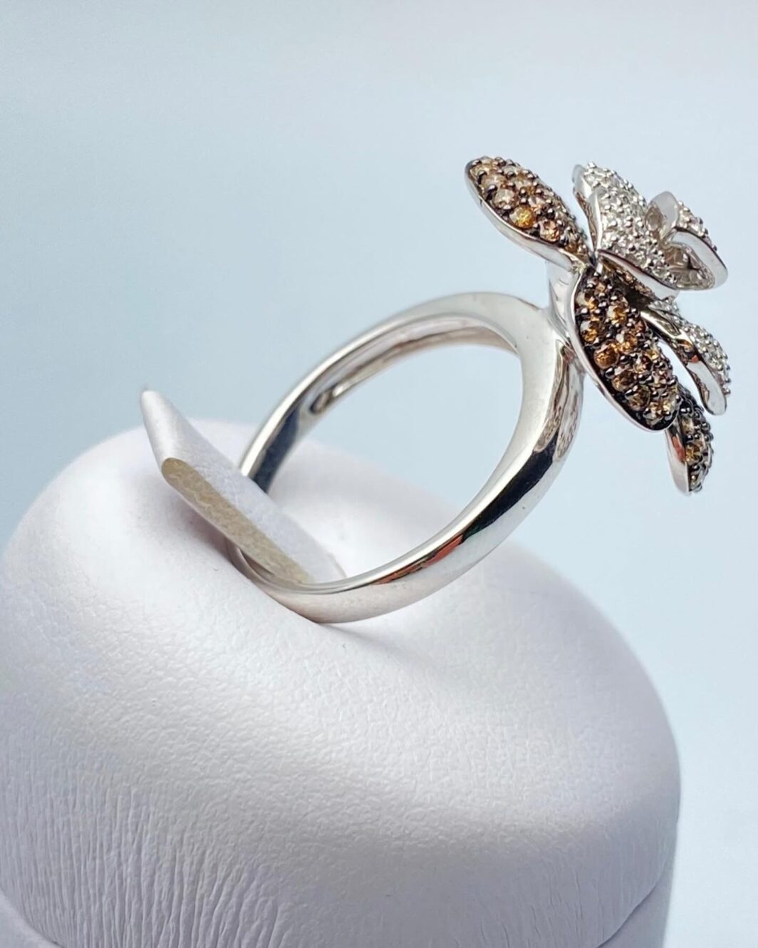 ANELLO FIORE IN ORO 18KT CON 1,5KT DI BRILLANTI. OREFICERIA ITALIANA VINTAGE, ANNI’80 - immagine 4