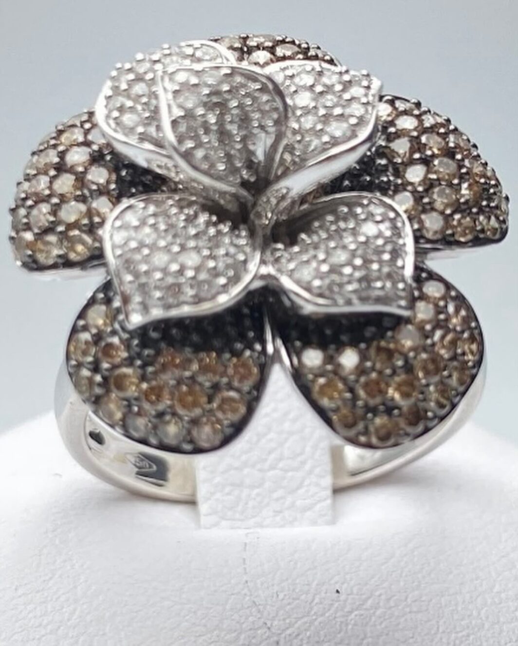 ANELLO FIORE IN ORO 18KT CON 1,5KT DI BRILLANTI. OREFICERIA ITALIANA VINTAGE, ANNI’80 - immagine 5