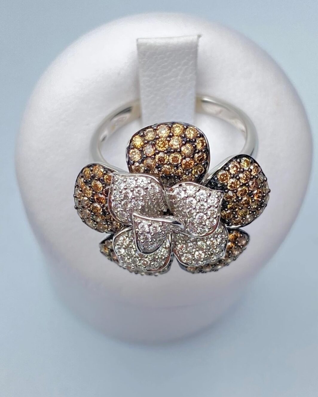 ANELLO FIORE IN ORO 18KT CON 1,5KT DI BRILLANTI. OREFICERIA ITALIANA VINTAGE, ANNI’80 - immagine 3