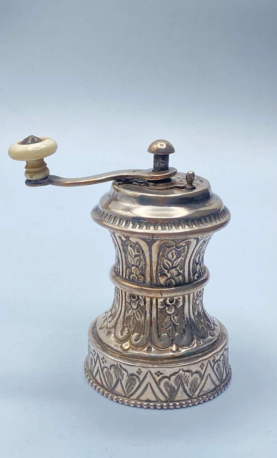 ANTICO MACINAPEPE IN ARGENTO. OLANDA, 1840