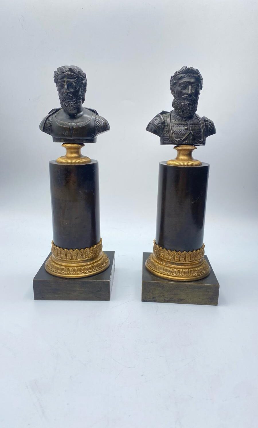 SPLENDIDI MEZZIBUSTI SU COLONNE DI BRONZO E BRONZO DORATO. FRANCIA, INIZI DEL XIX SECOLO