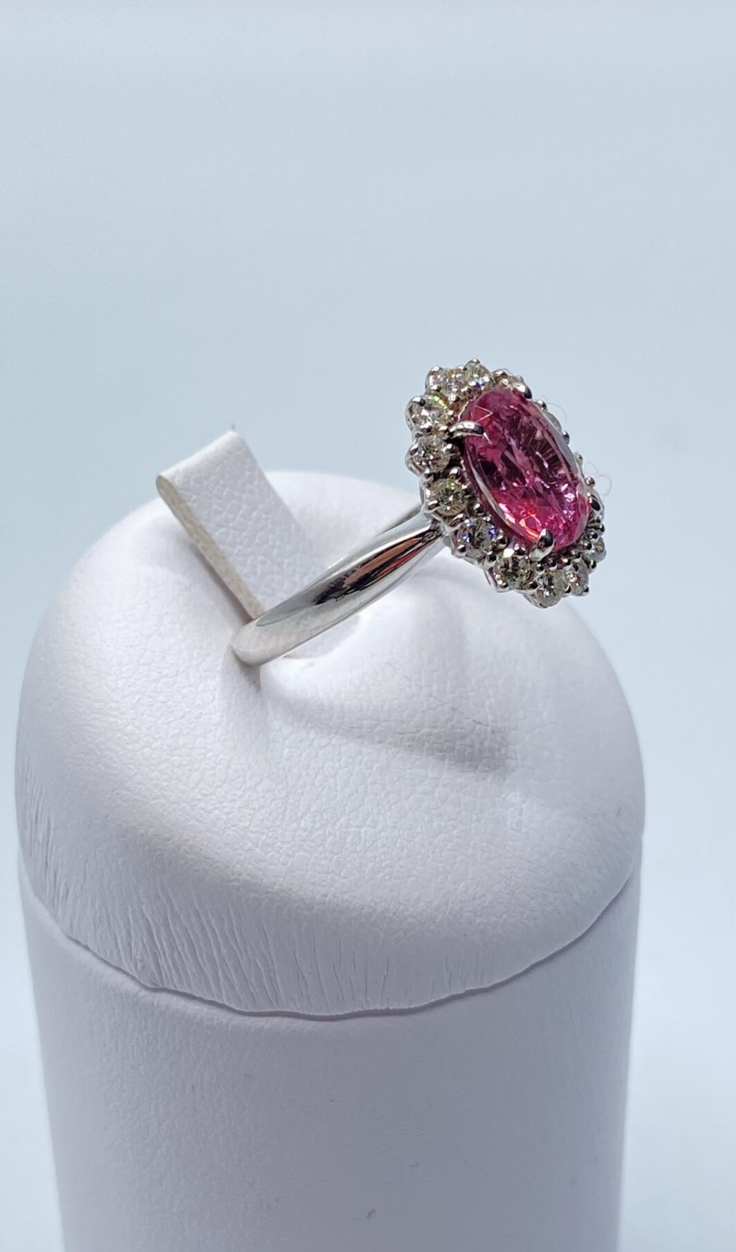 ANELLO “LADY D” IN ORO BIANCO 18KT CON BRILLANTI E TORMALINA ROSA. OREFICERIA ITALIANA VINTAGE, ANNI ‘50. - immagine 7