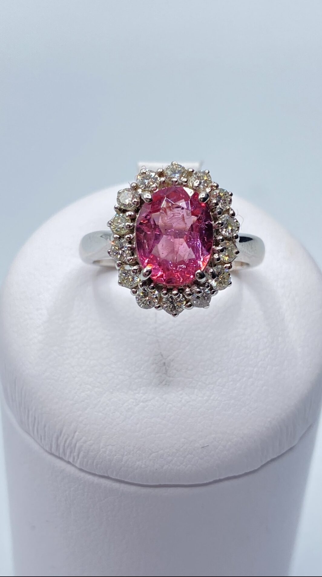 ANELLO “LADY D” IN ORO BIANCO 18KT CON BRILLANTI E TORMALINA ROSA. OREFICERIA ITALIANA VINTAGE, ANNI ‘50. - immagine 6