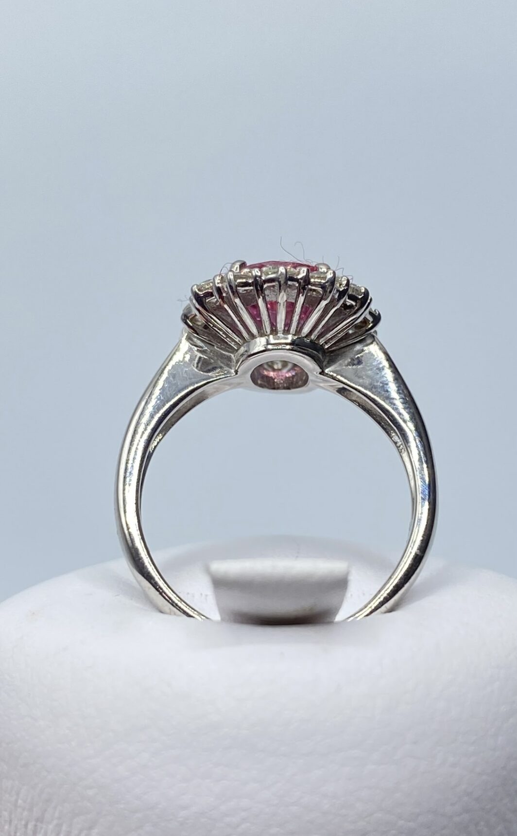 ANELLO “LADY D” IN ORO BIANCO 18KT CON BRILLANTI E TORMALINA ROSA. OREFICERIA ITALIANA VINTAGE, ANNI ‘50. - immagine 4