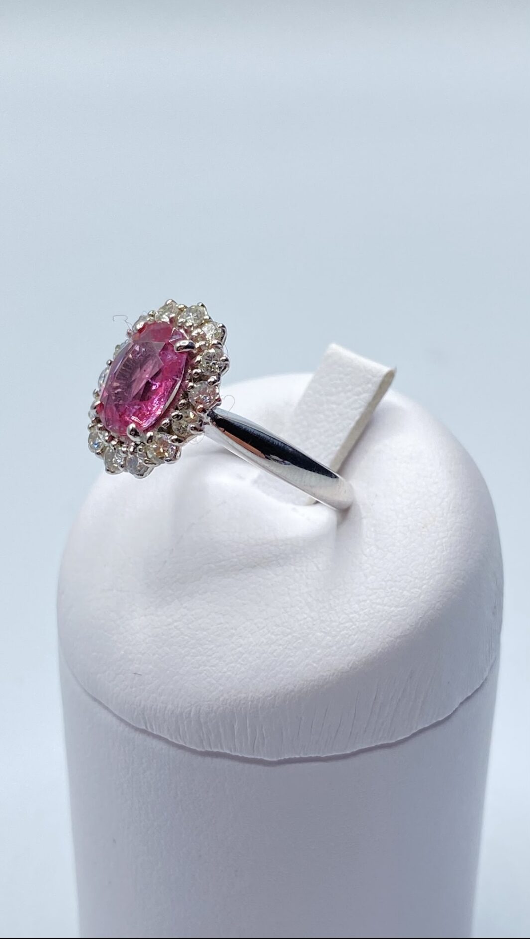 ANELLO “LADY D” IN ORO BIANCO 18KT CON BRILLANTI E TORMALINA ROSA. OREFICERIA ITALIANA VINTAGE, ANNI ‘50. - immagine 2