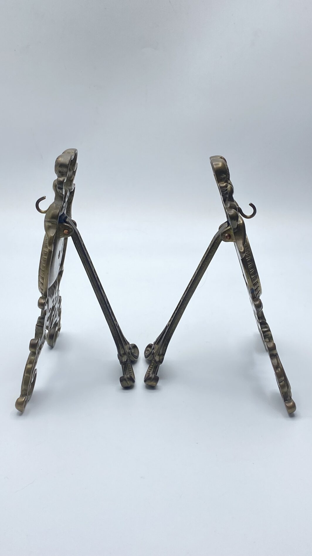 PAIO DI PORTAOROLOGI DA TASCHINO, PER COMODINO O SCRITTOIO, IN BRONZO DORATO. FRANCIA, XIX sec. - immagine 20