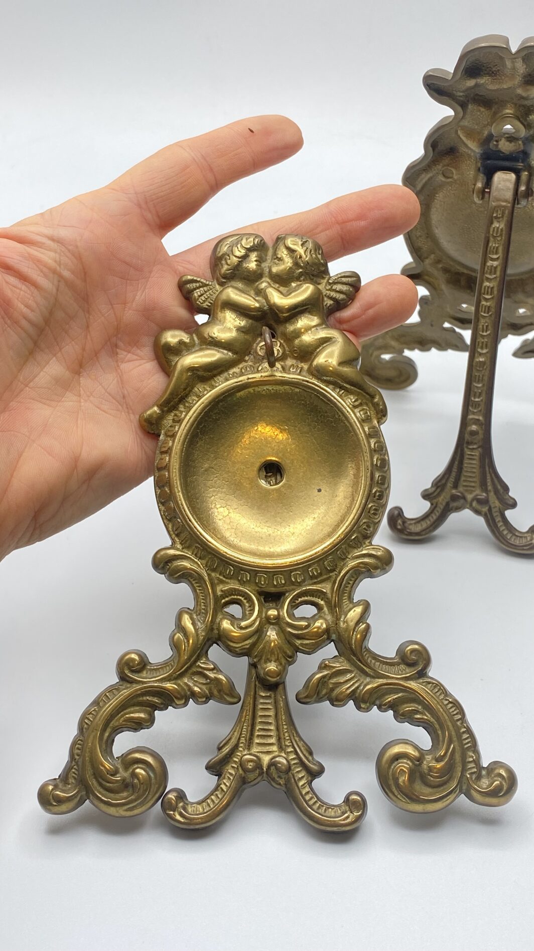PAIO DI PORTAOROLOGI DA TASCHINO, PER COMODINO O SCRITTOIO, IN BRONZO DORATO. FRANCIA, XIX sec. - immagine 19