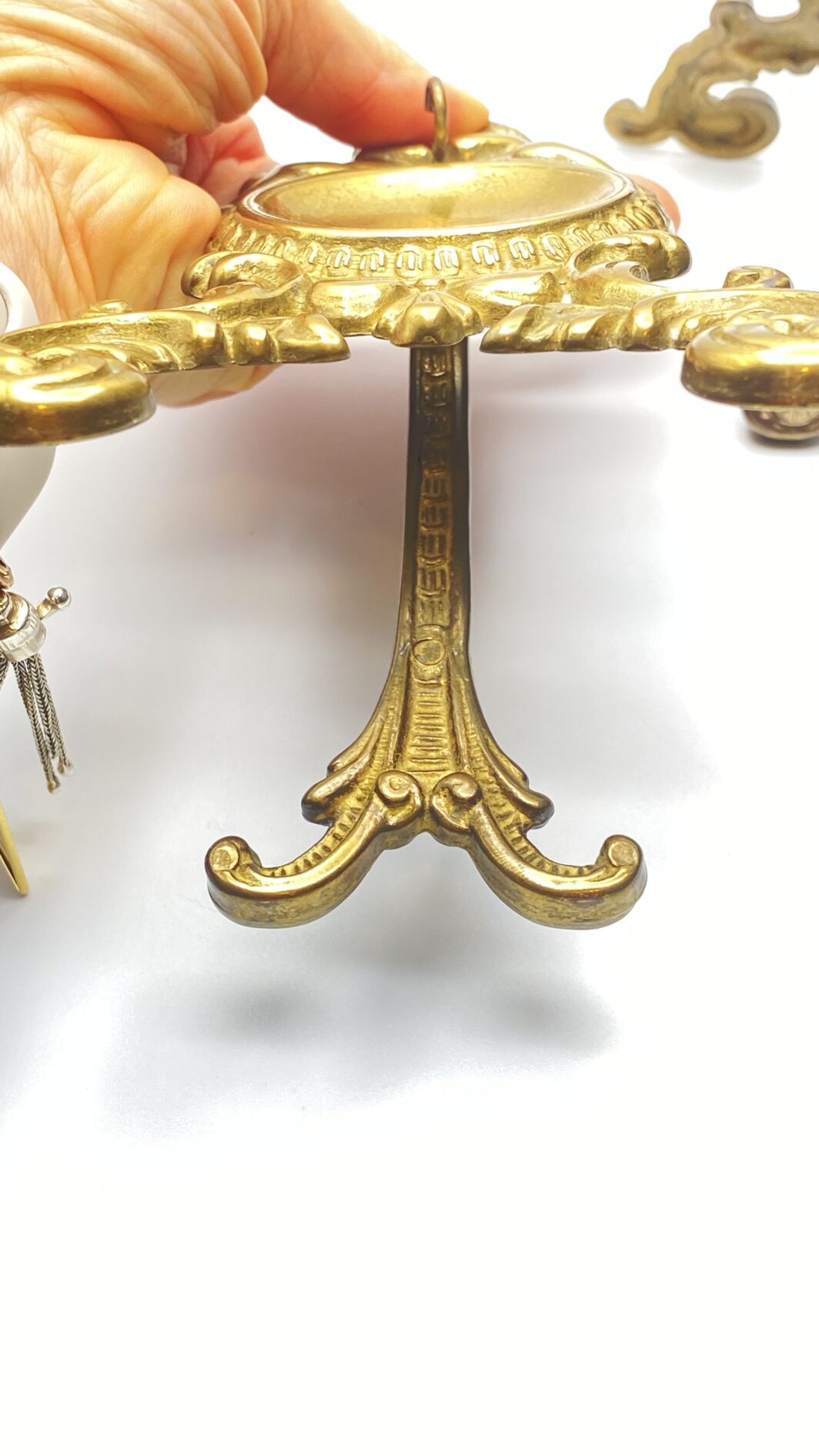 PAIO DI PORTAOROLOGI DA TASCHINO, PER COMODINO O SCRITTOIO, IN BRONZO DORATO. FRANCIA, XIX sec. - immagine 18