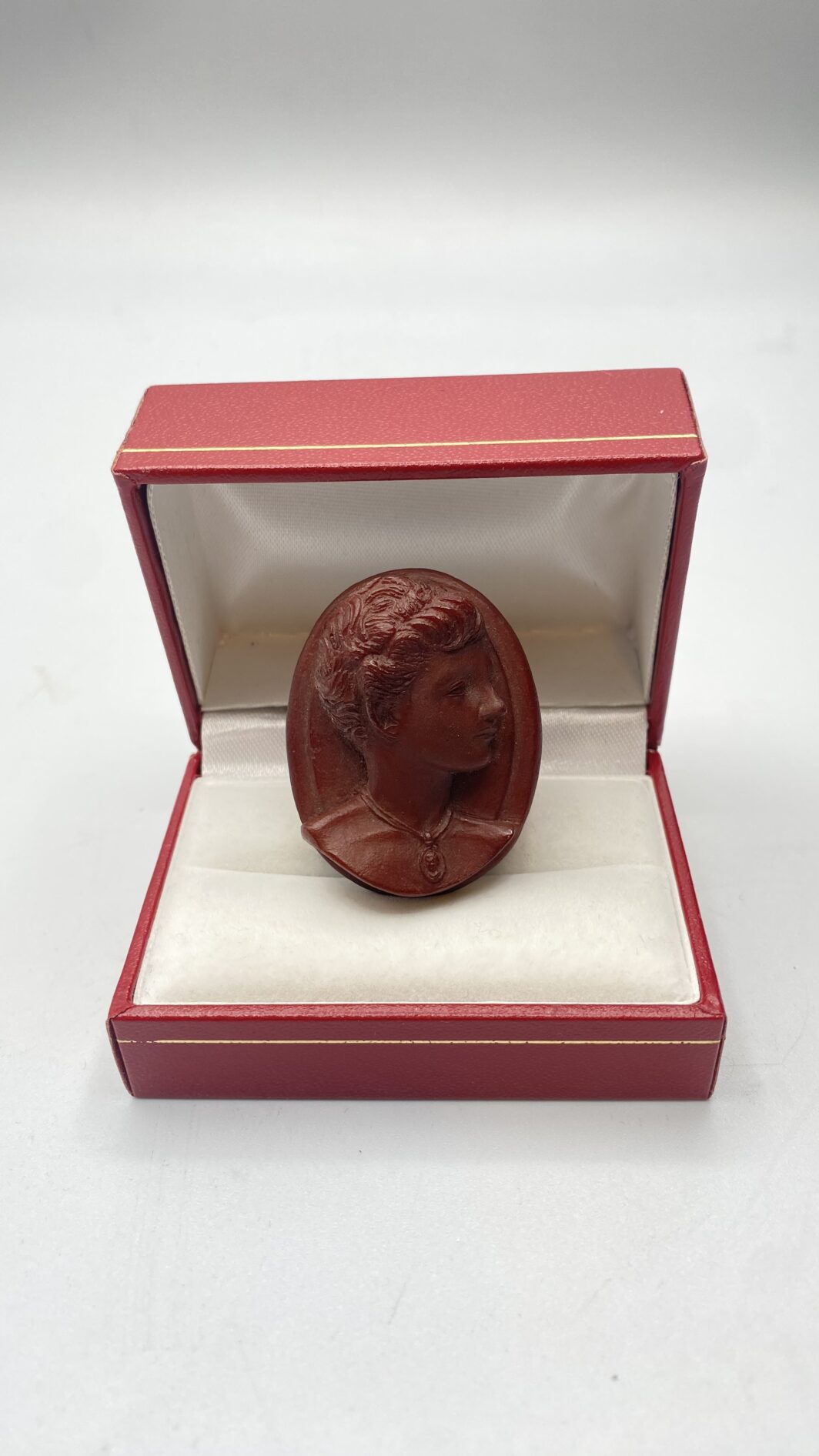 CAMMEO IN BACHELITE COLOR DIASPRO ROSSO DI SICILIA, FIRMATO DUCHY. BIGIOTTERIA VINTAGE ANNI ‘40 - immagine 14