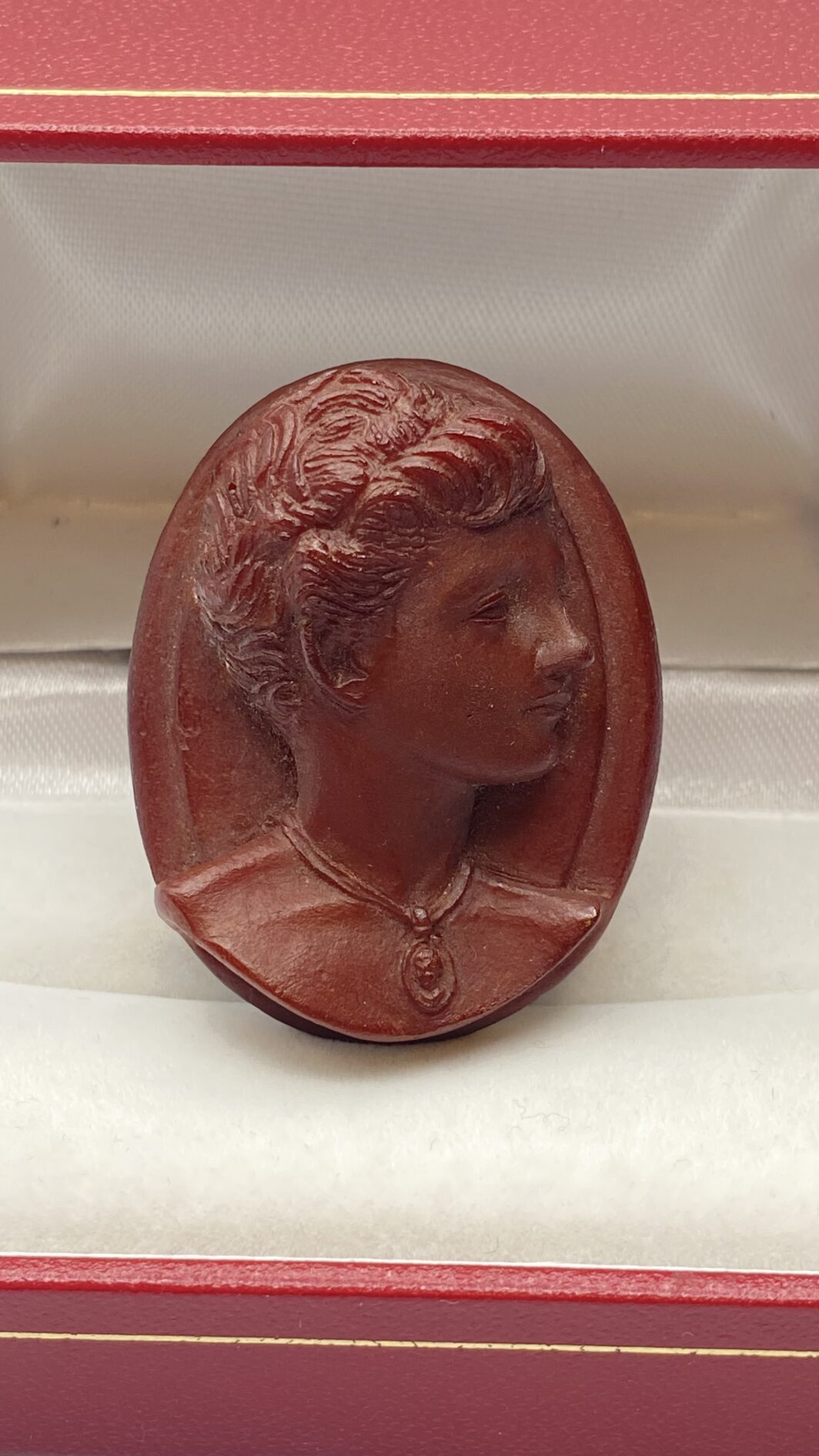 CAMMEO IN BACHELITE COLOR DIASPRO ROSSO DI SICILIA, FIRMATO DUCHY. BIGIOTTERIA VINTAGE ANNI ‘40
