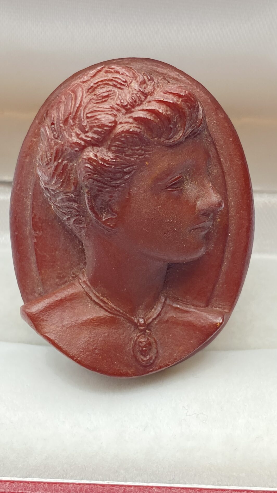 CAMMEO IN BACHELITE COLOR DIASPRO ROSSO DI SICILIA, FIRMATO DUCHY. BIGIOTTERIA VINTAGE ANNI ‘40 - immagine 12