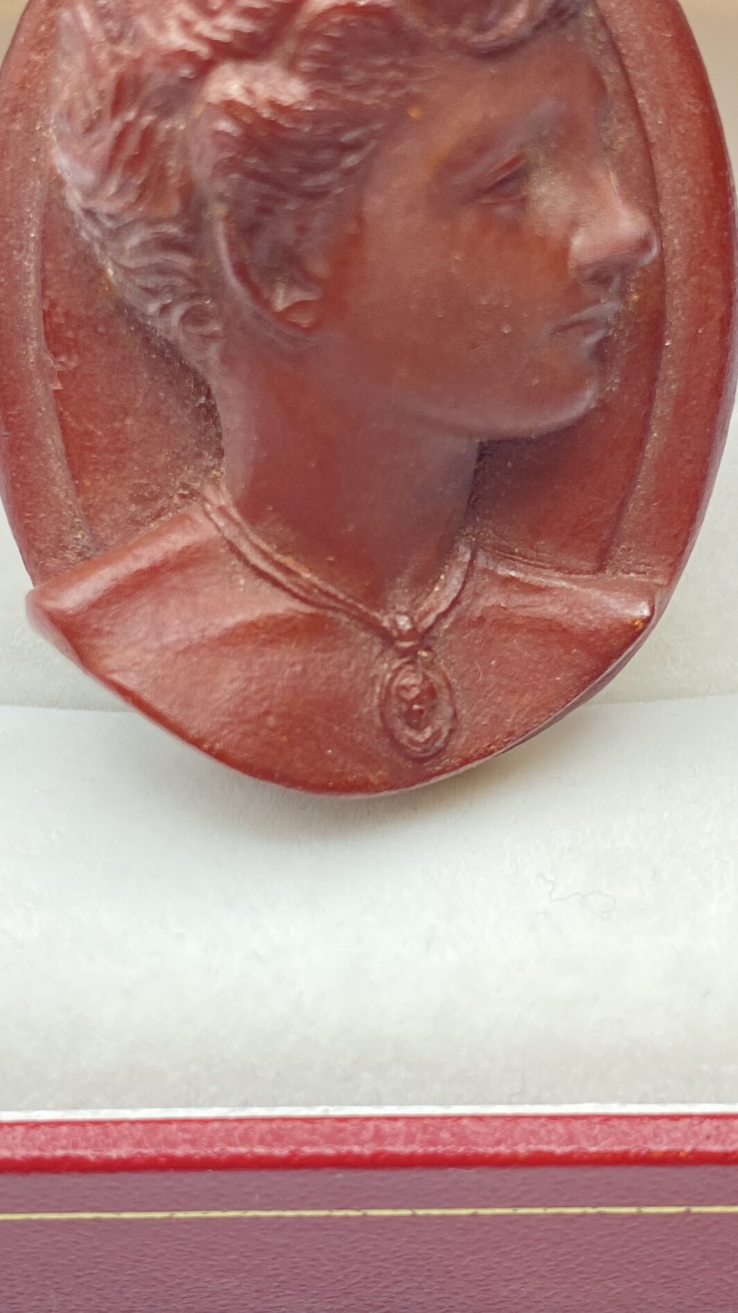 CAMMEO IN BACHELITE COLOR DIASPRO ROSSO DI SICILIA, FIRMATO DUCHY. BIGIOTTERIA VINTAGE ANNI ‘40 - immagine 11