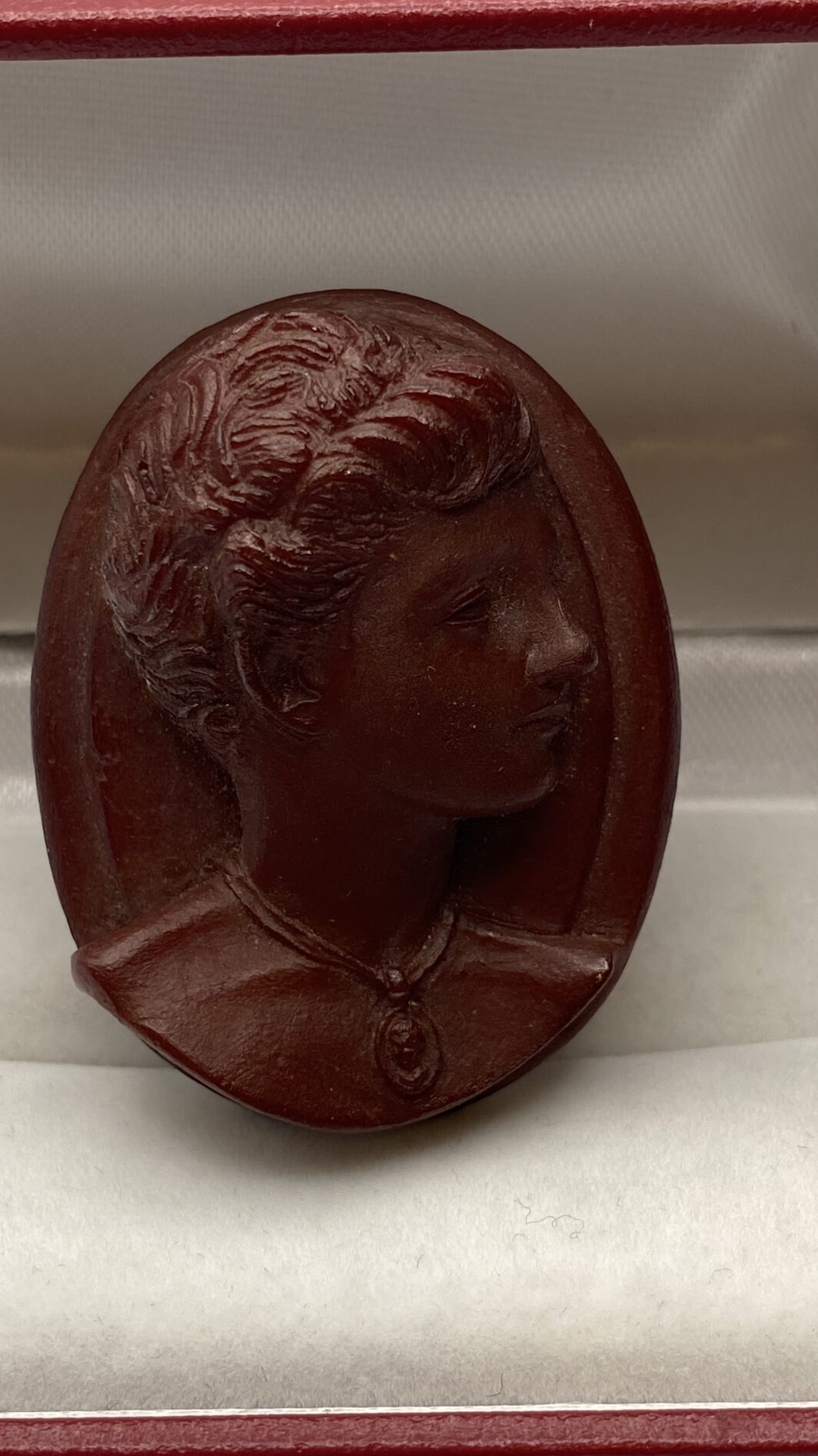 CAMMEO IN BACHELITE COLOR DIASPRO ROSSO DI SICILIA, FIRMATO DUCHY. BIGIOTTERIA VINTAGE ANNI ‘40 - immagine 9