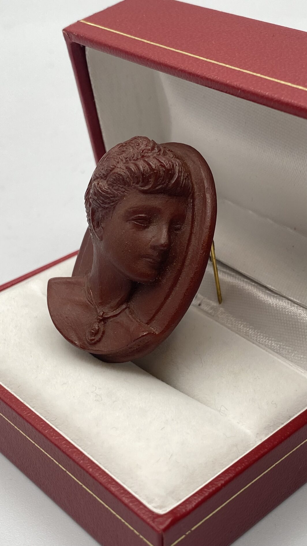 CAMMEO IN BACHELITE COLOR DIASPRO ROSSO DI SICILIA, FIRMATO DUCHY. BIGIOTTERIA VINTAGE ANNI ‘40 - immagine 8